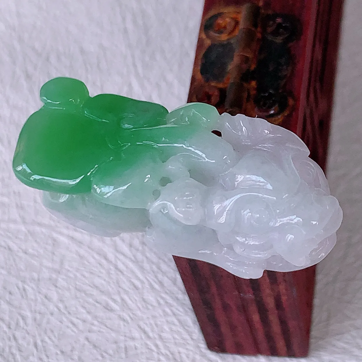 自然光实拍，冰润飘绿招财貔貅翡翠吊坠，民间有“一摸貔貅运程旺盛，再摸貔貅财运滚滚，三摸貔貅平步青云 