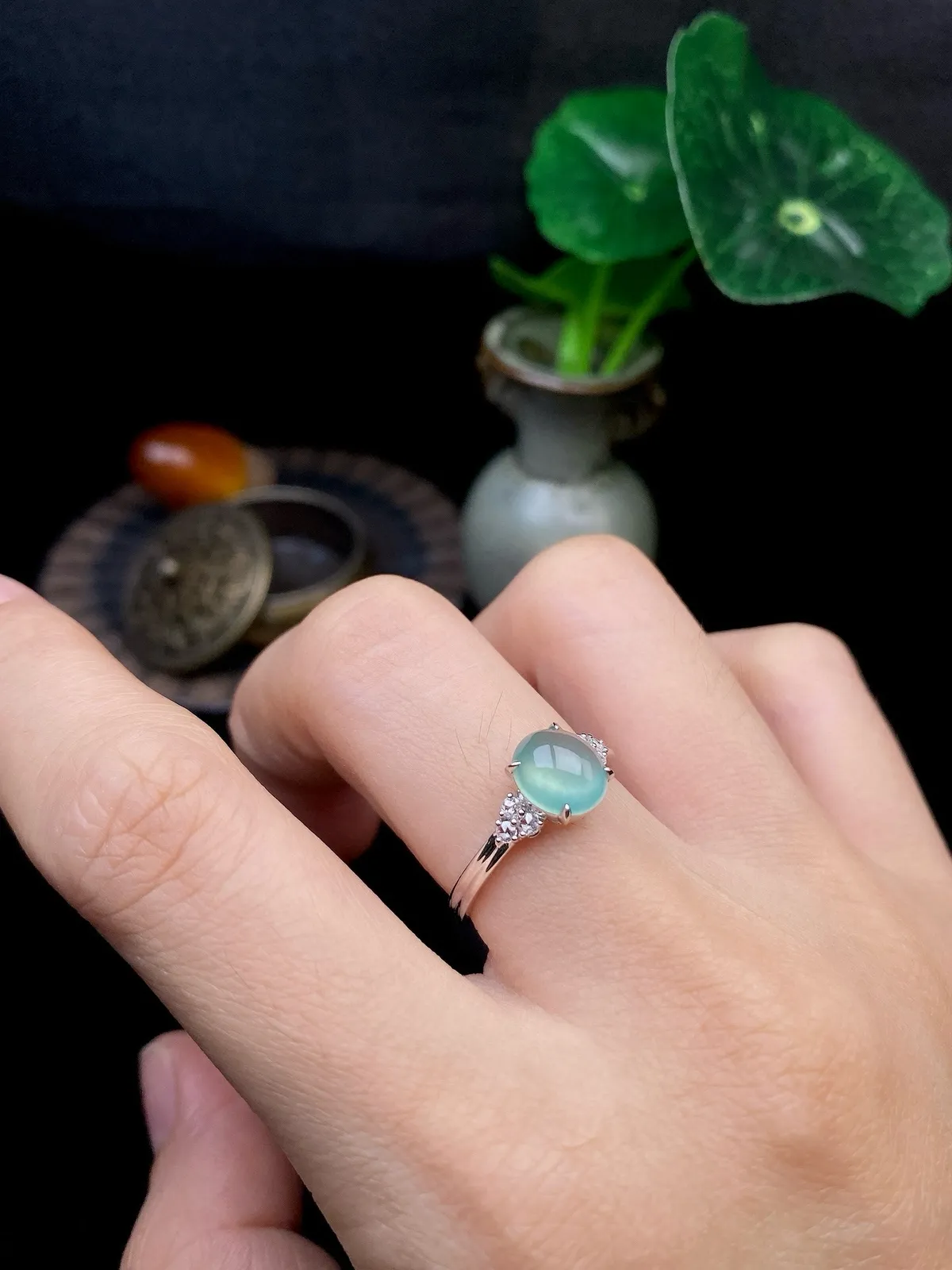 【冰种晴蛋面戒指】质地细腻，饱满度很好，晶莹剔透，18k金钻镶嵌，裸石尺寸7.7*7.1*3.1毫米