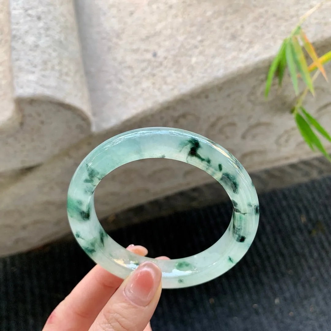 正圈56 57
【圈口】57.5/11.5/9.7
【描述】冰飘花，清透，水润，种老，细腻，打灯有絮线！