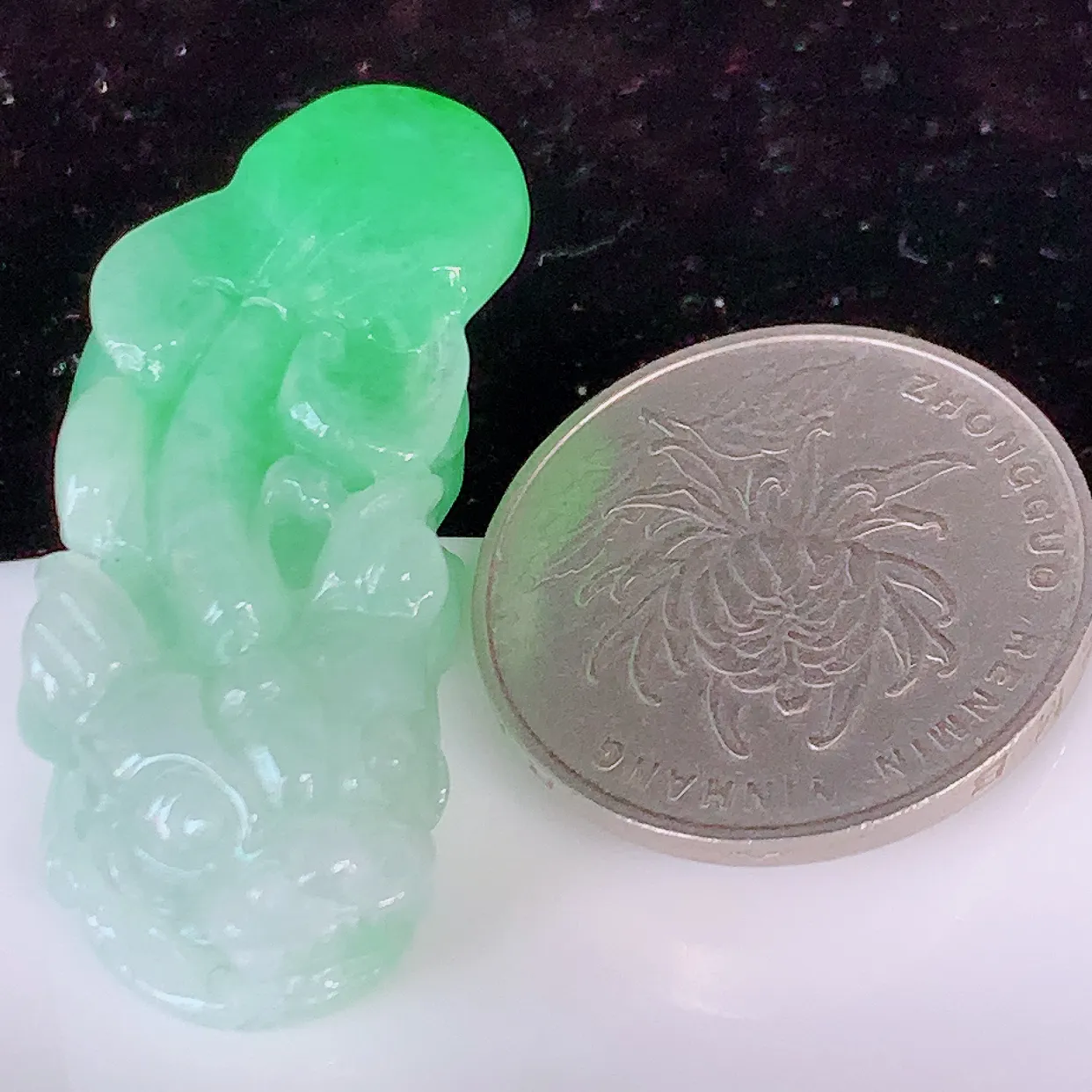 自然光实拍，冰润飘绿翡翠招财貔貅吊坠， 民间有“一摸貔貅运程旺盛，再摸貔貅财运滚滚，三摸貔貅平步青云 ”的美好祝愿。#81.28