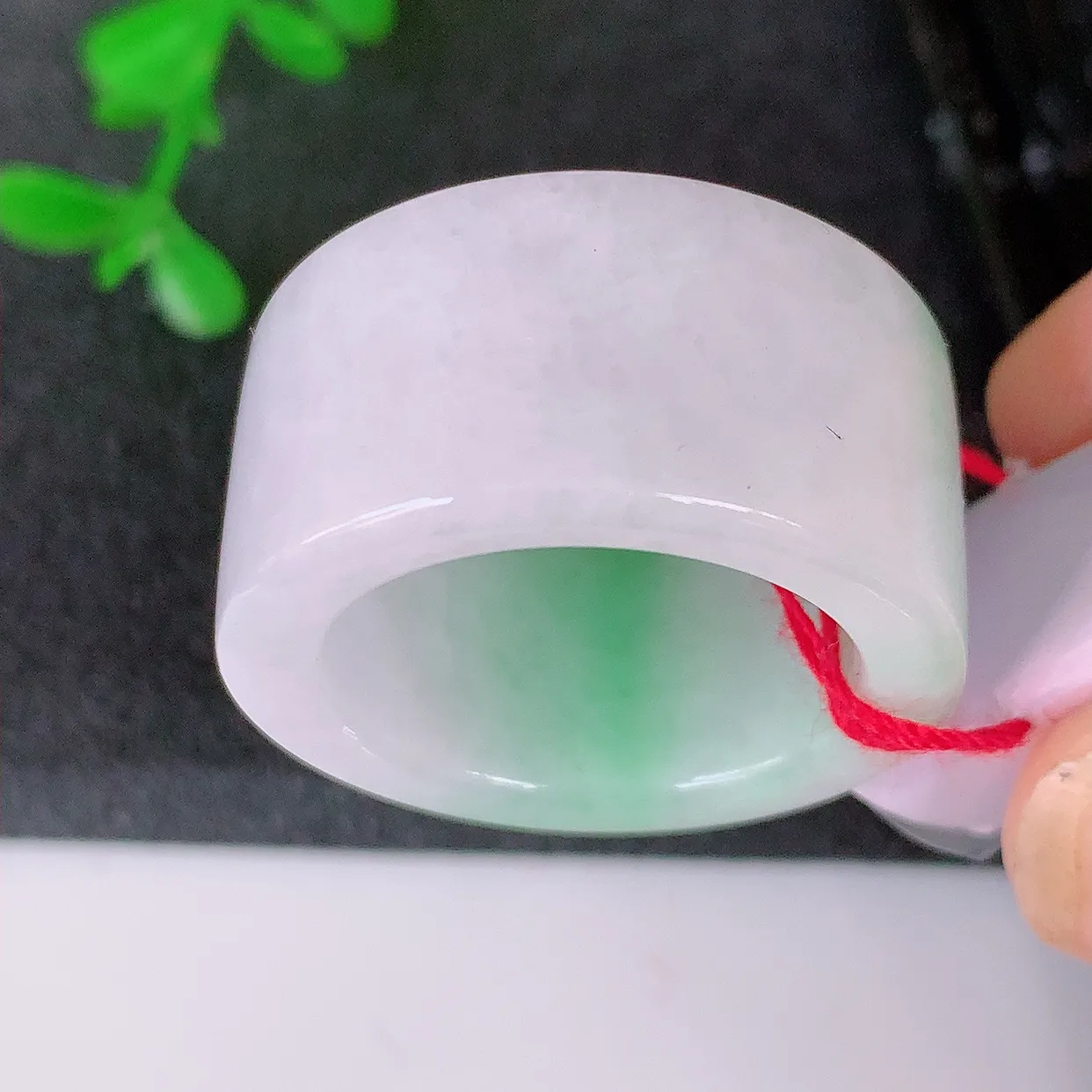 自然光实拍，20mm内径飘绿翡翠扳指，冰润指环，玉扳指，戒指，财源滚滚，玉质细腻起胶，23圈口，种水好！#39.28尺寸20*14*4.2