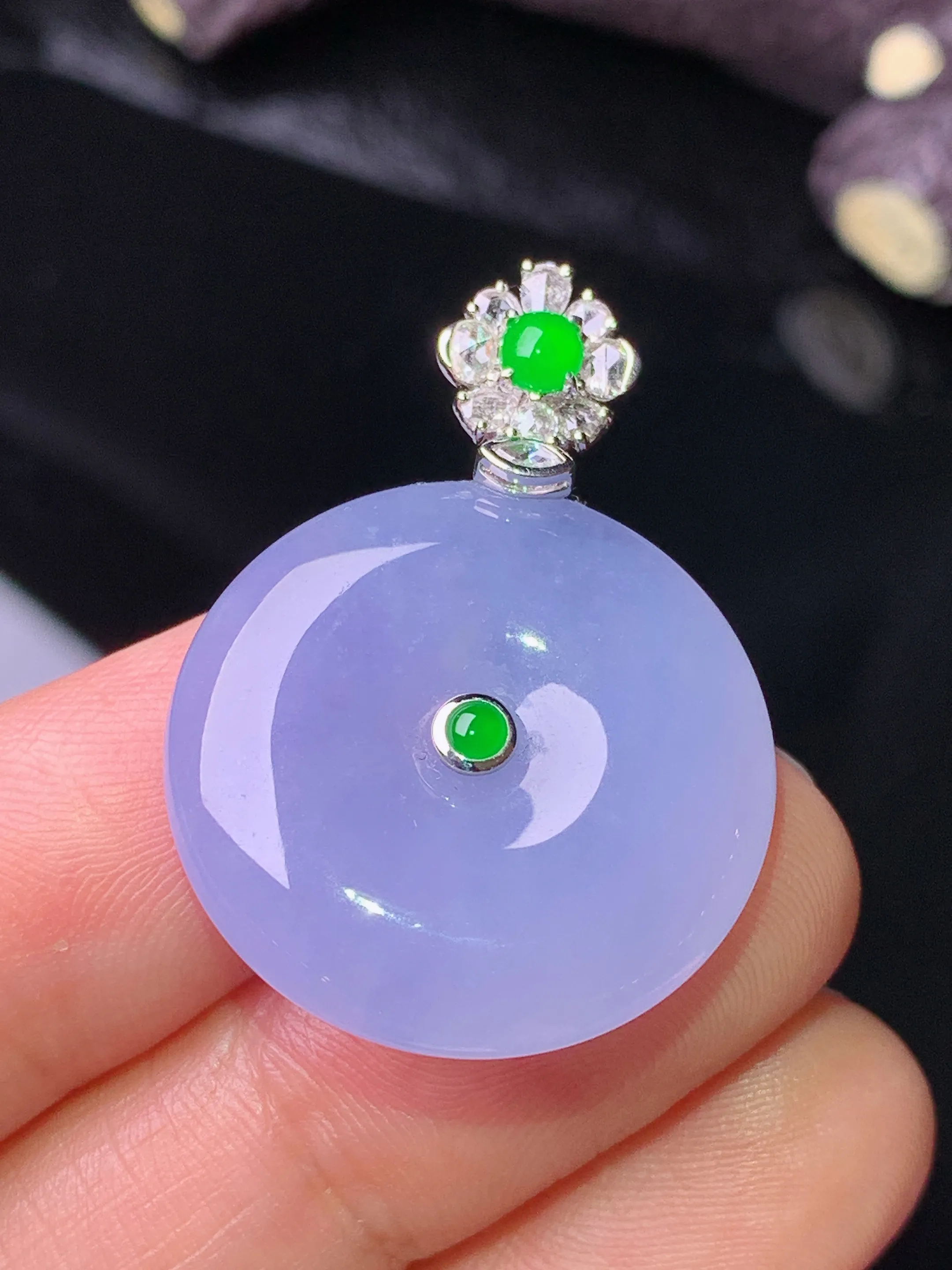 18k金钻镶嵌紫罗兰平安扣吊坠 玉质细腻 色泽清新艳丽 整体尺寸32*22.8*6