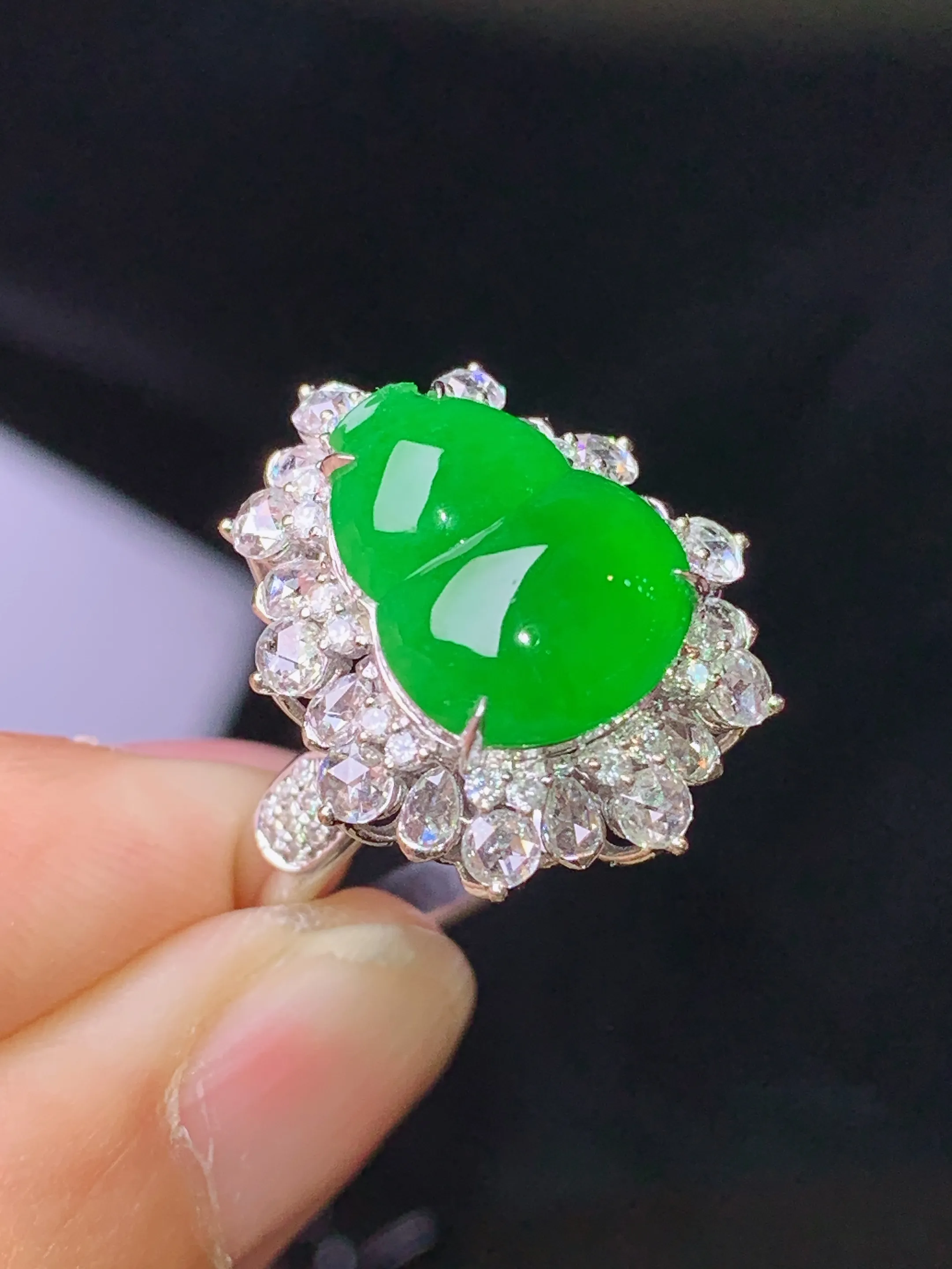 18k金钻镶嵌满绿葫芦戒指吊坠两用款 玉质细腻 色泽清新艳丽 圈口14.5 整体尺寸26*16.5*