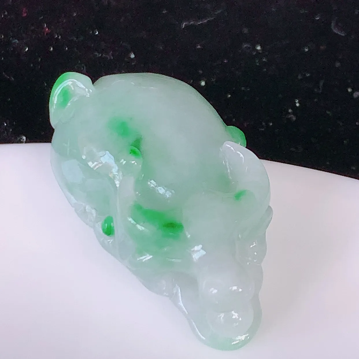 自然光实拍，水润飘绿翡翠生肖牛气冲天吊坠，翠色灵动，玉质细腻，颜色漂亮，品相佳，佩戴佳品！#81.28