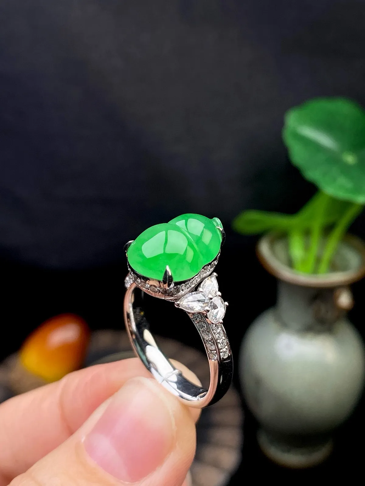【冰种满绿葫芦戒指】质地细腻，冰润起光，胶感强烈，冰感明显，18K金钻精美镶嵌，裸石尺寸13.3*9
