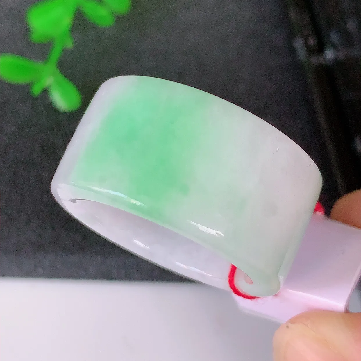 自然光实拍，20mm内径飘绿翡翠扳指，冰润指环，玉扳指，戒指，财源滚滚，玉质细腻起胶，23圈口，种水好！#39.28尺寸20*14*4.2