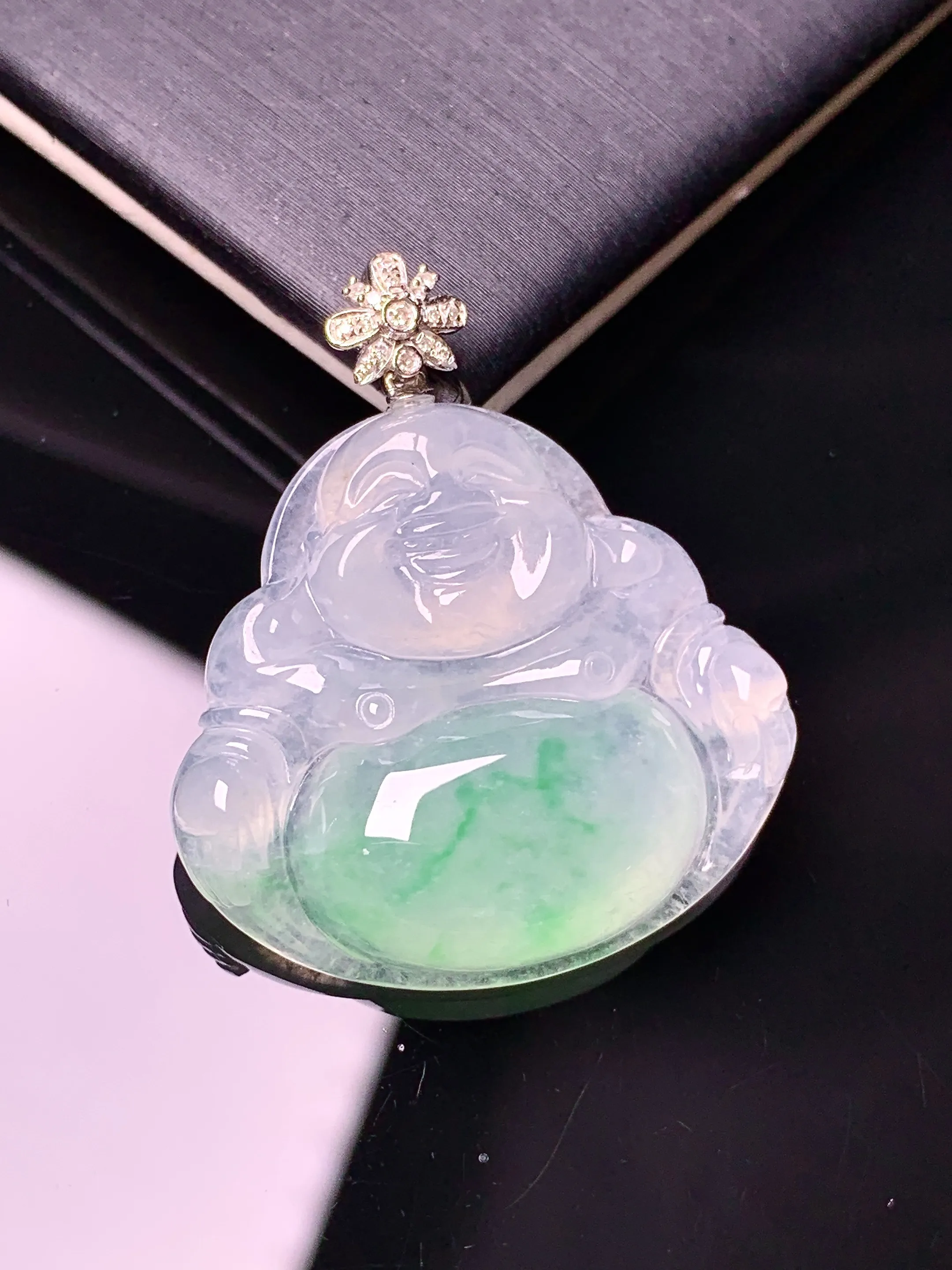 18k金钻镶嵌飘绿佛公吊坠 玉质细腻 色泽清新艳丽 整体尺寸32.6*28*5.7