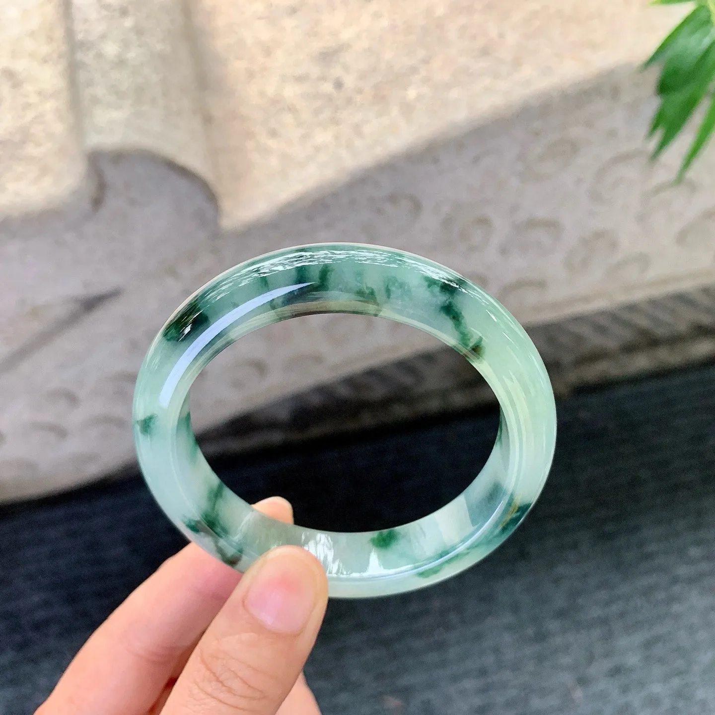 正圈56 57
【圈口】57.2/12.7/8.8
【描述】糯冰飘花，水润，种老，细腻，无裂纹！