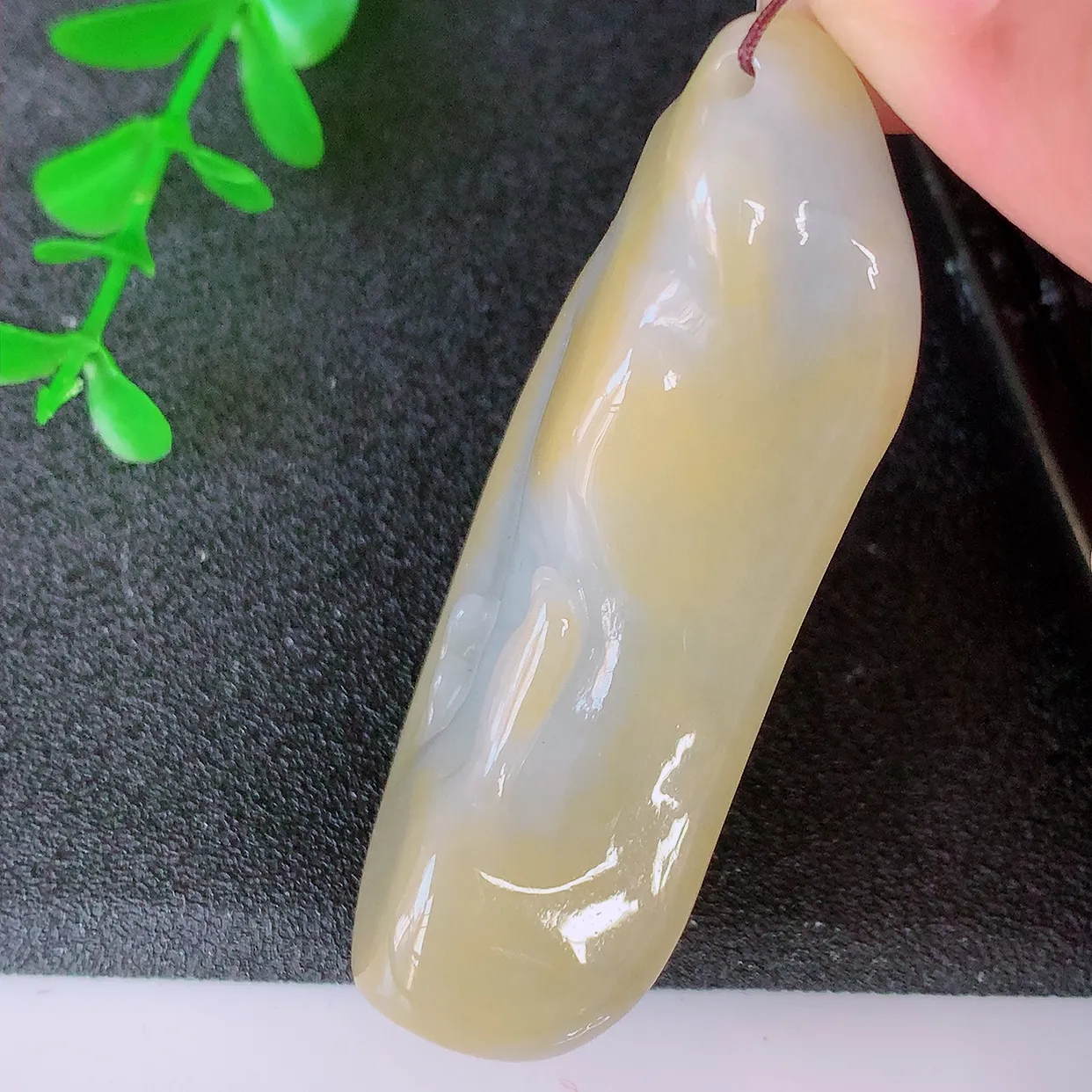 自然光实拍，冰润黄翡双彩翡翠随形悟道吊坠。悟道寓意“祥和，安宁，吉祥，幸福”，质地相当细腻，意境化设计雕刻，取道法自然、天人合一之意，很有意思的一件精品悟道，推荐入手，个性之选。#60.28