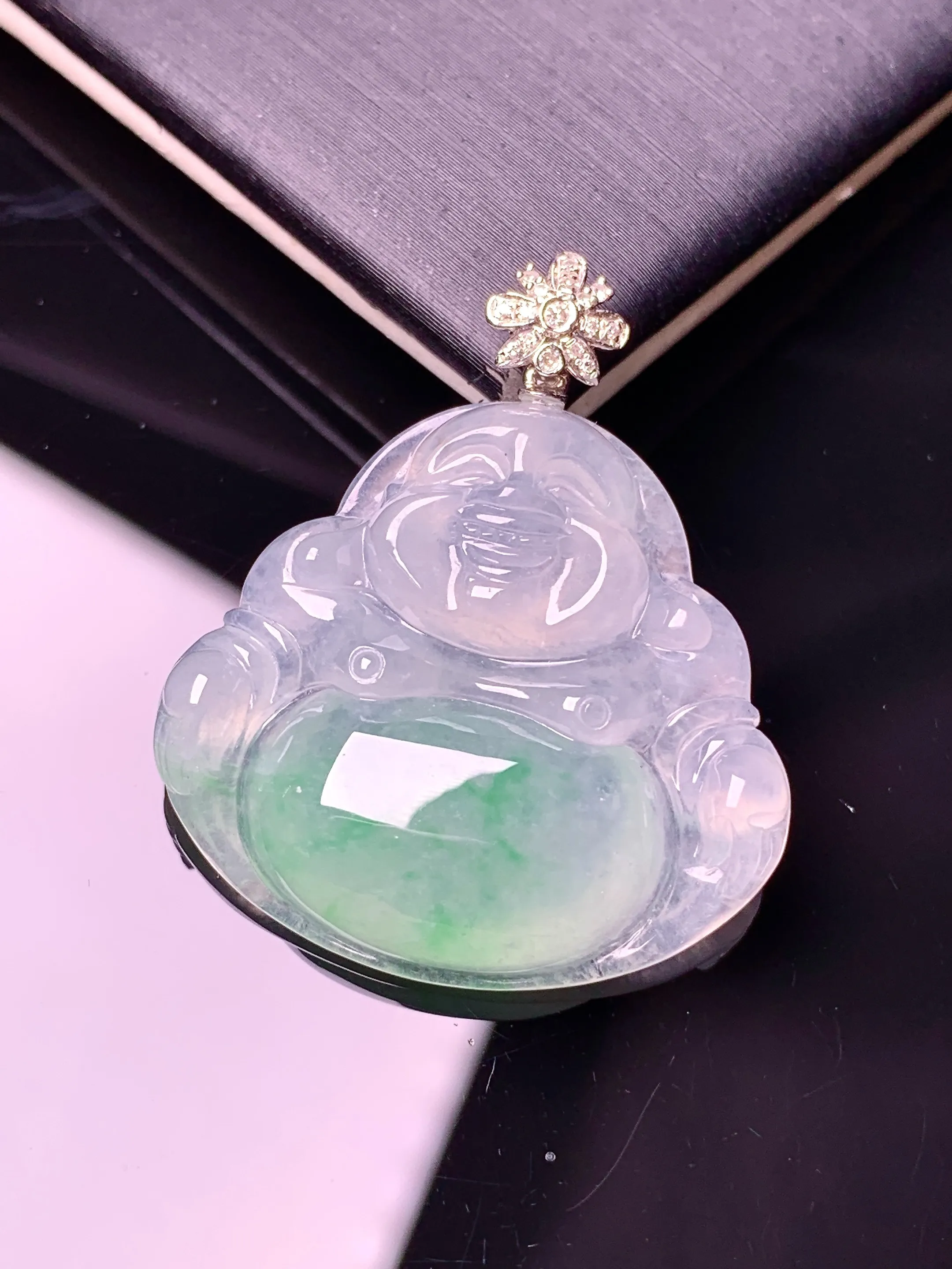 18k金钻镶嵌飘绿佛公吊坠 玉质细腻 色泽清新艳丽 整体尺寸32.6*28*5.7