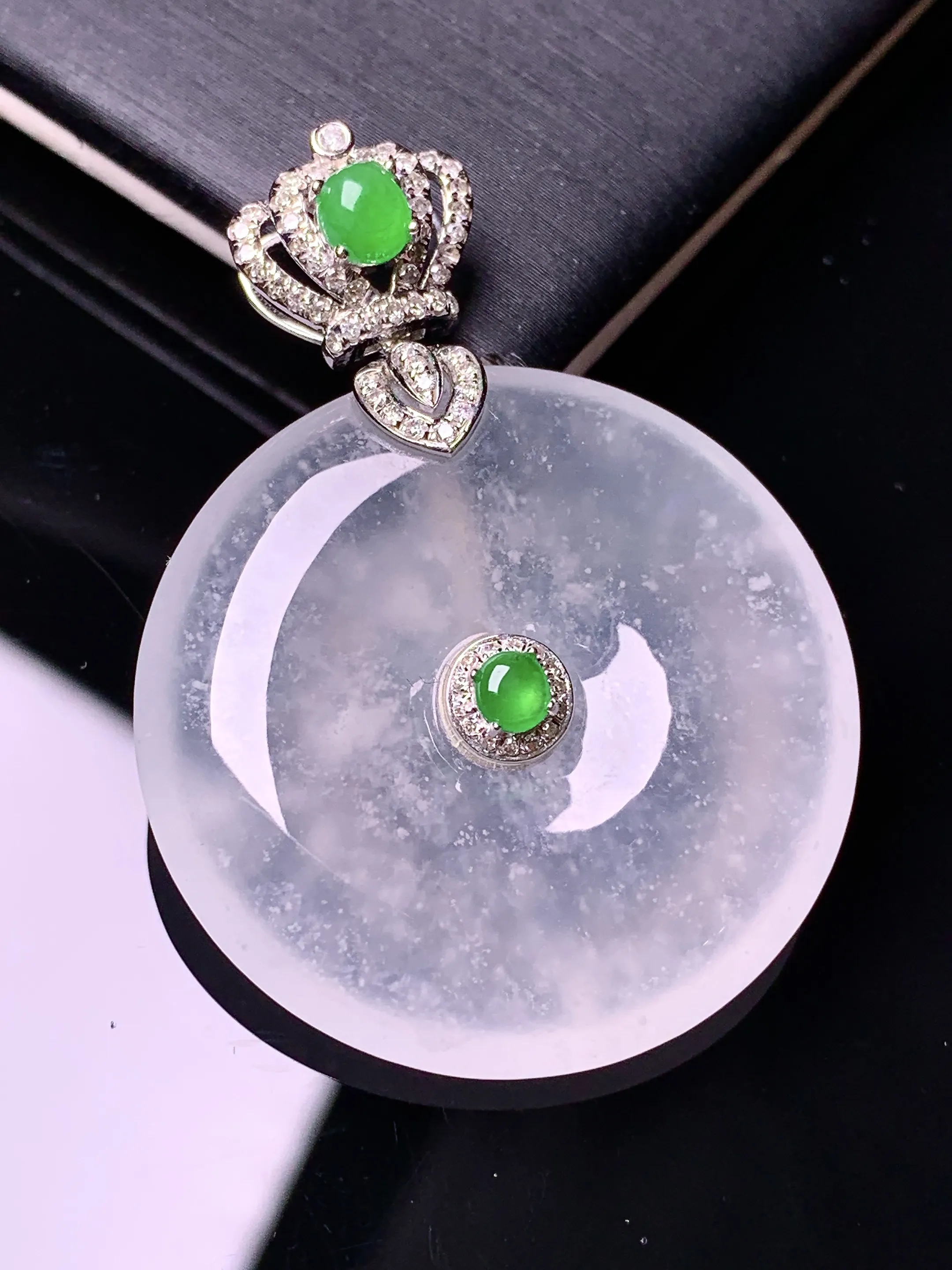 18k金钻镶嵌冰种平安扣吊坠 玉质细腻 色泽清新艳丽 整体尺寸41*30.3*6.3