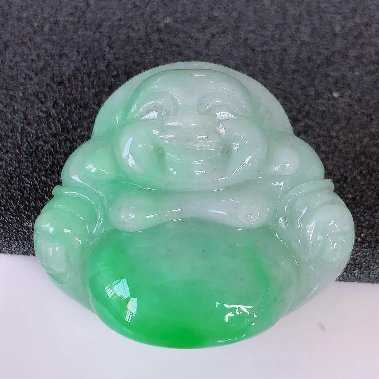 自然光实拍，冰润飘绿翡翠佛公吊坠，开心笑佛，种老水足，颜色漂亮，立体饱满圆润，佩戴效果赞#46.28