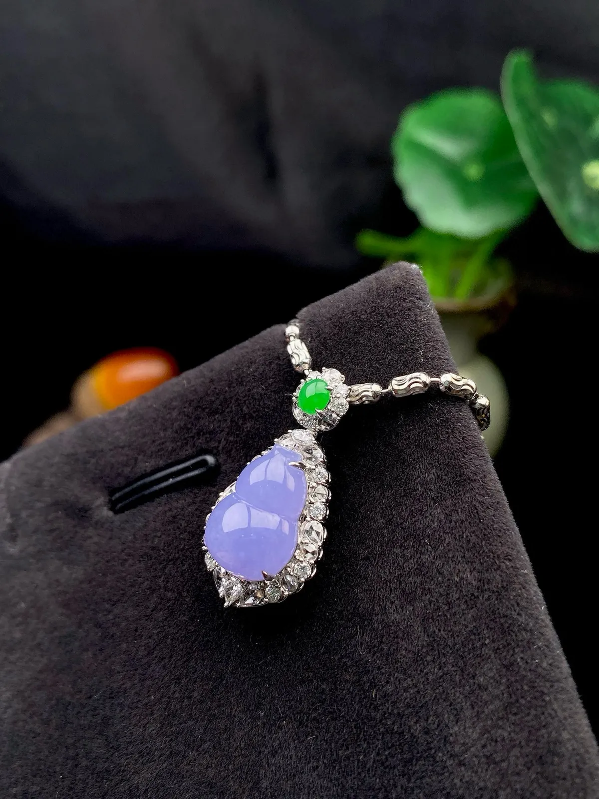 【冰种紫葫芦吊坠】质地细腻，冰透纯净，唯美漂亮，珍藏品质，18K金钻镶嵌，裸石尺寸12.6*9.2*4.4毫米，佩戴很漂亮。