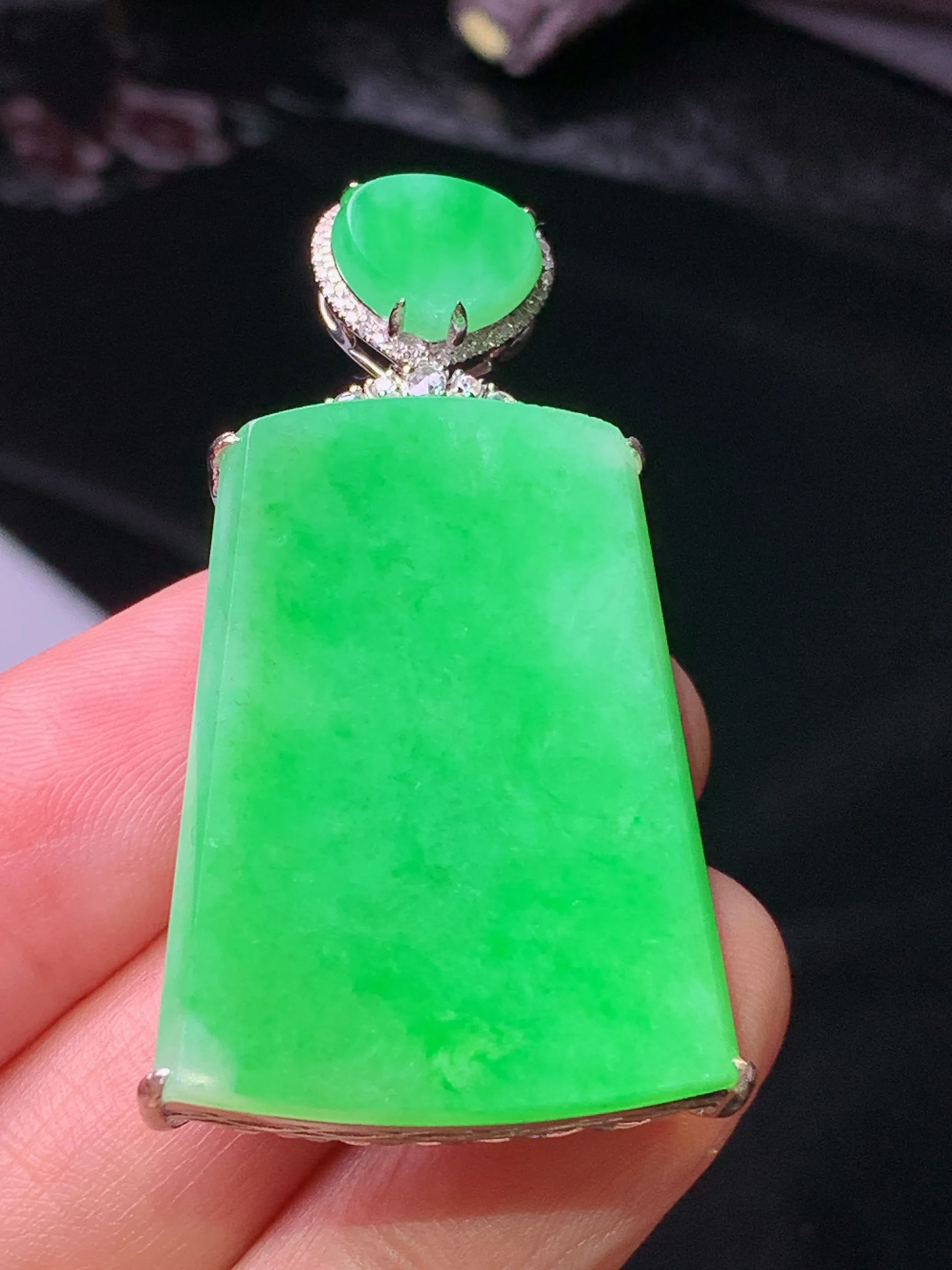 18k金钻镶嵌翠绿无事牌吊坠 玉质细腻 色泽清新艳丽 整体尺寸46.5*23*9.5