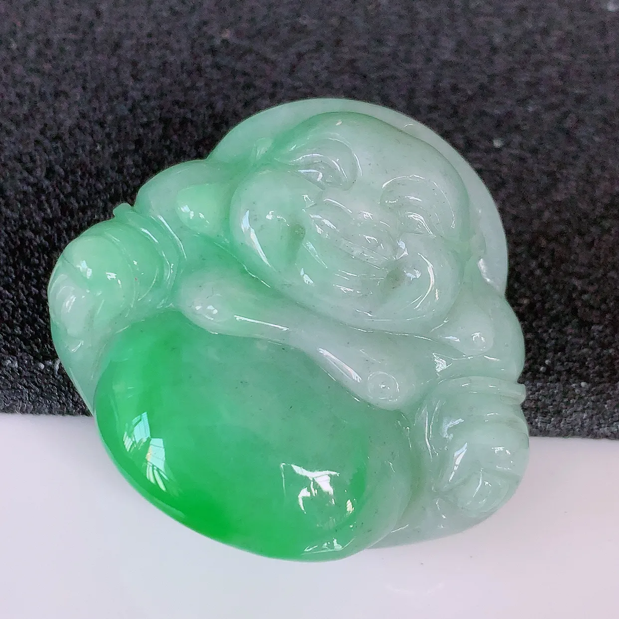 自然光实拍，冰润飘绿翡翠佛公吊坠，开心笑佛，种老水足，颜色漂亮，立体饱满圆润，佩戴效果赞#46.28