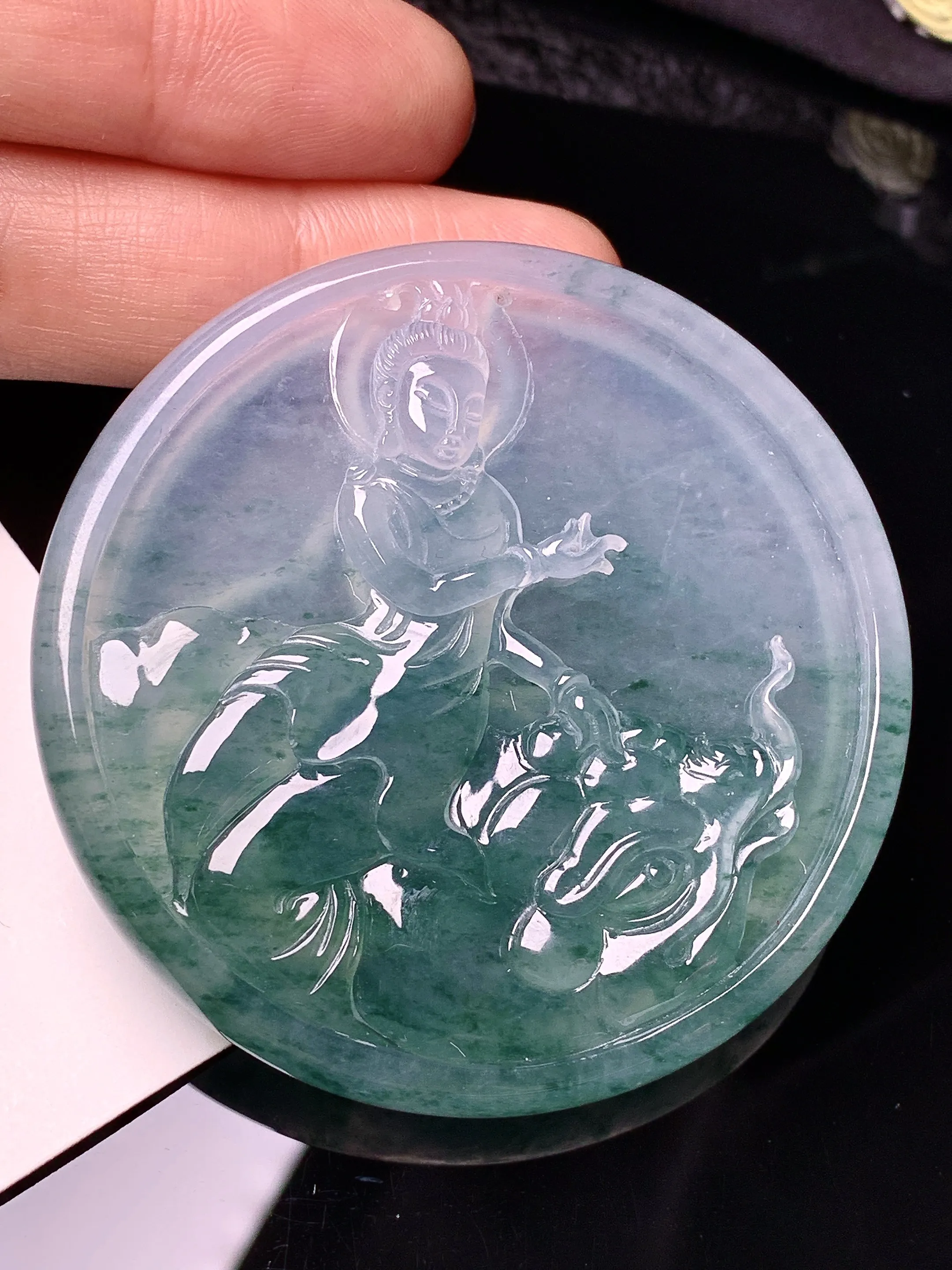 飘绿观音菩萨吊坠 玉质细腻 色泽清新艳丽 整体尺寸54.3*7.6