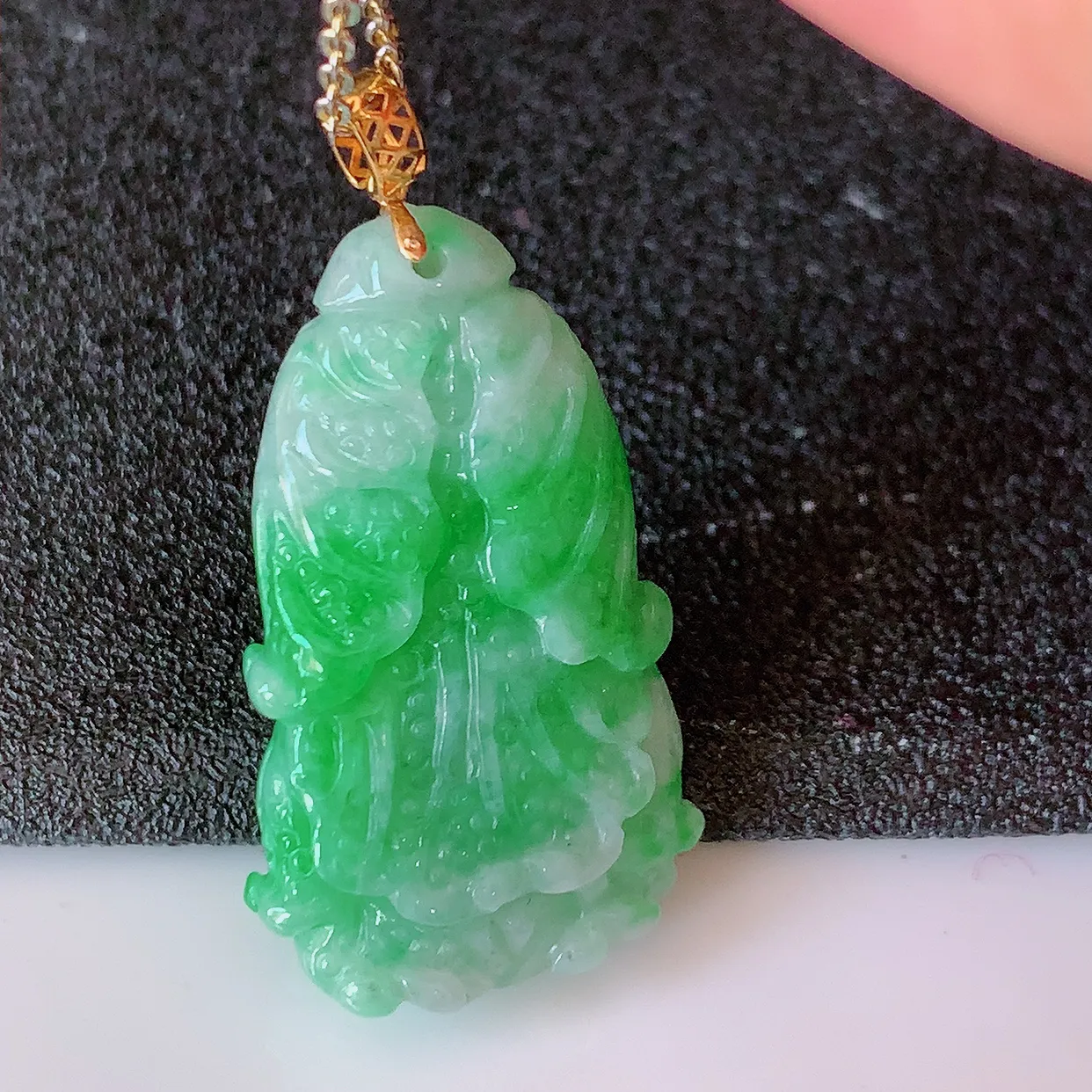 18K金镶嵌冰飘绿翡翠招百财白菜吊坠，百财聚来，财源滚滚，色泽鲜艳，精工水润的白菜，性价比高！#1.