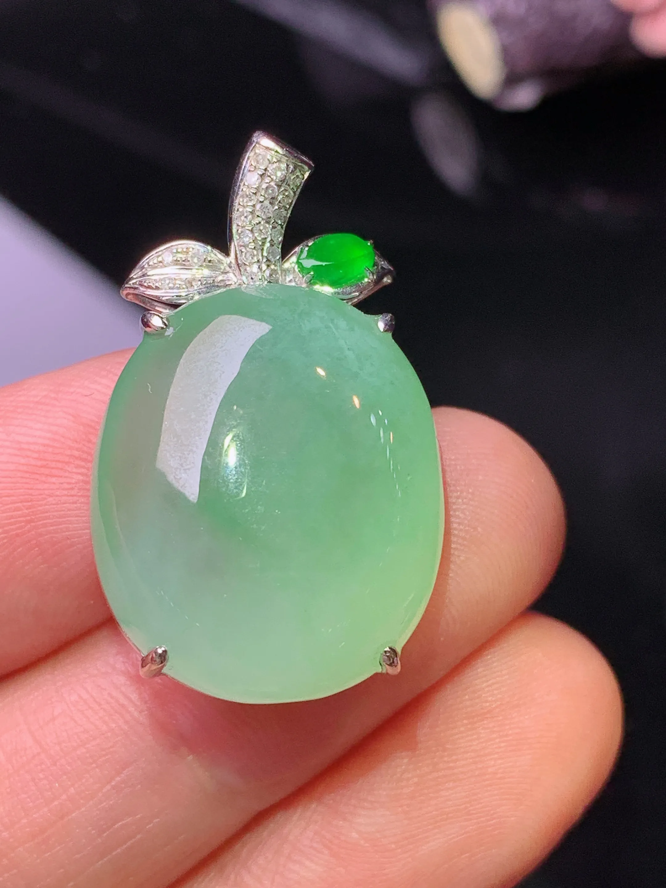 18k金钻镶嵌翠绿蛋面吊坠 玉质细腻 色泽清新艳丽 整体尺寸29*17.8*9.3