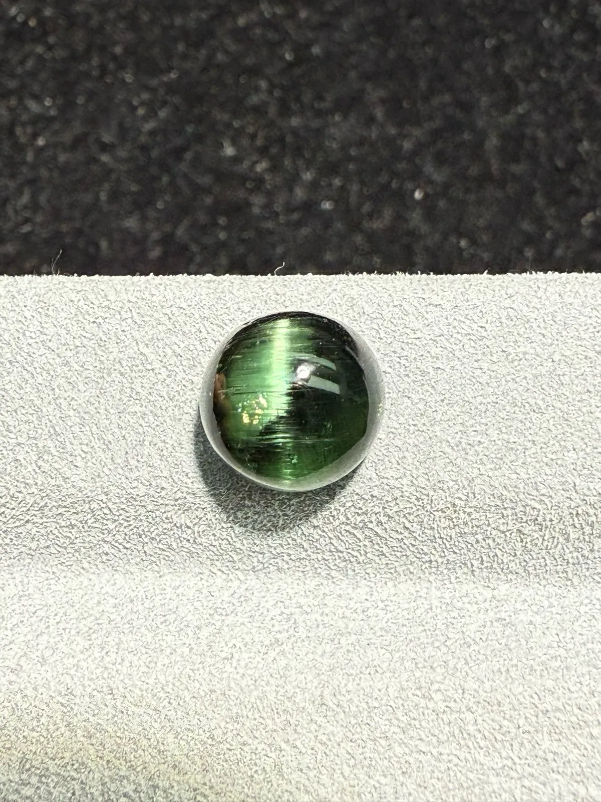 4.94克拉绿碧玺猫眼裸石 猫眼效应犀利 晶体好[强][强] 水头十足 俏色系列可遇不可求 大约规