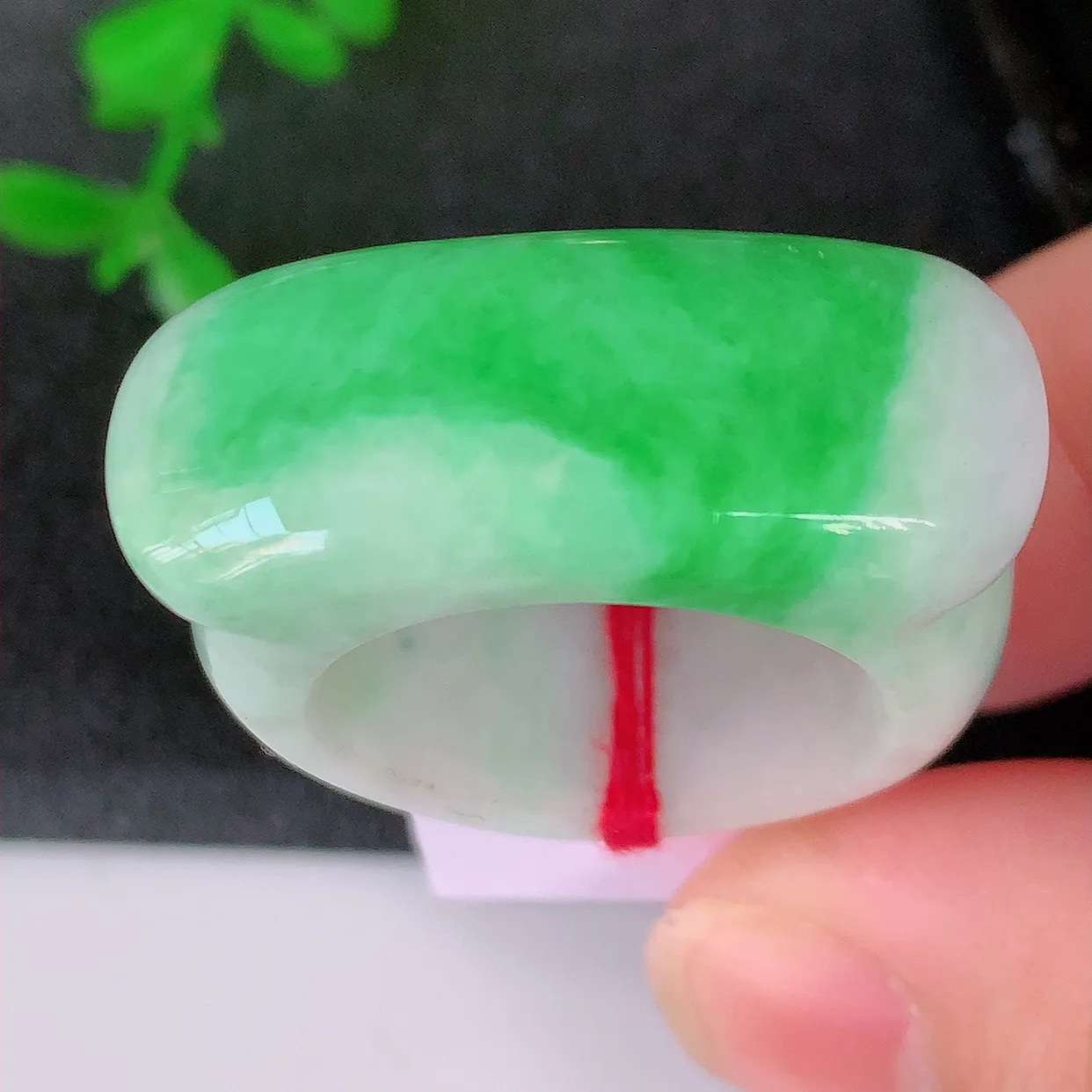 自然光实拍，19.6mm内径飘绿翡翠扳指，冰润指环，玉扳指，戒指，财源滚滚，玉质细腻起胶，23圈口，种水好！#39.28尺寸19.6*12.8*5.6