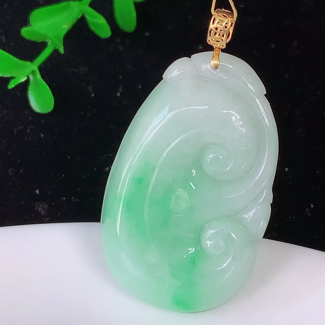 18k金镶嵌冰润飘绿如意翡翠吊坠，款式新颖时尚，日常百搭的款。清秀高雅，佩戴优雅高贵！#35.28