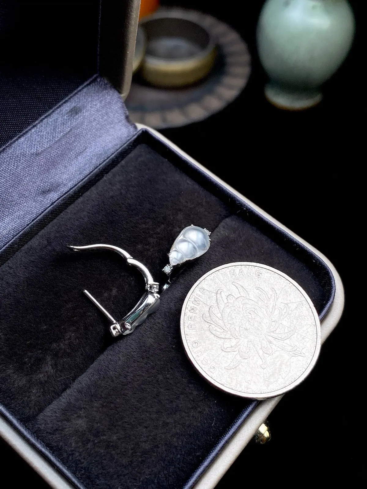 【冰种福豆耳钉】质地上乘，冰润通透，种老起光，胶感明显。上身效果很不错，18K金钻精美镶嵌，裸石尺寸9.5*6*2.6毫米