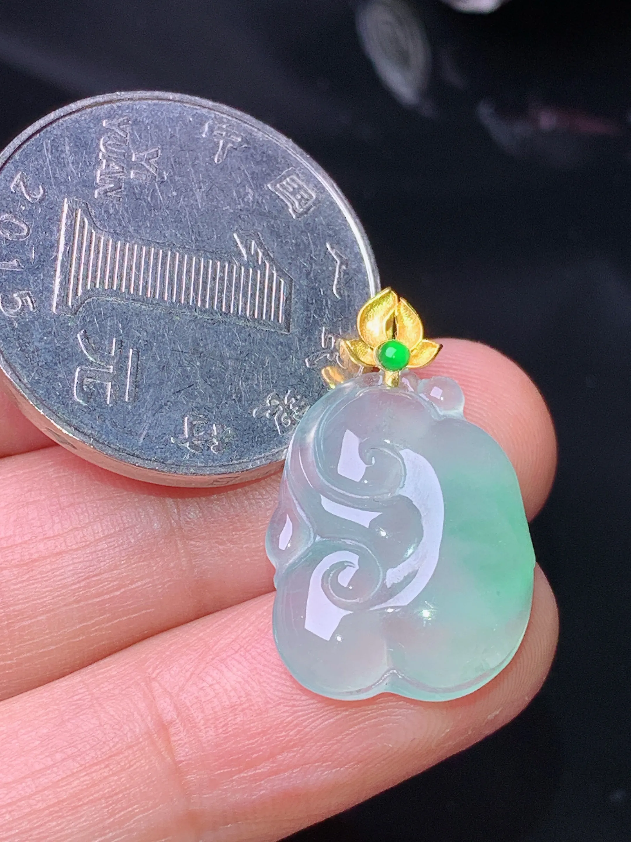 18k金镶嵌飘绿如意吊坠 玉质细腻 色泽清新艳丽 整体尺寸24.6*15*4.5