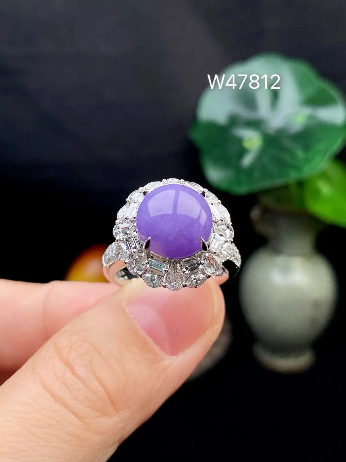 【冰种紫蛋面戒指】质地细腻，饱满度很好，晶莹剔透，18k金钻镶嵌，裸石尺寸10.2*5.3毫米