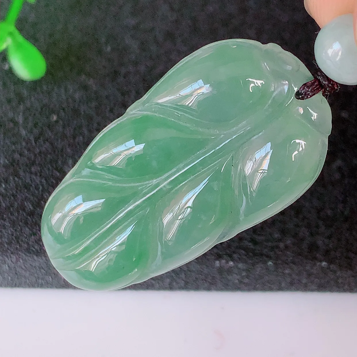 自然光实拍，冰胶水润翡翠叶子吊坠 ，种水足，色泽清新，工艺精湛，叶子寓意美好；金枝玉叶，事业有成。#81.28