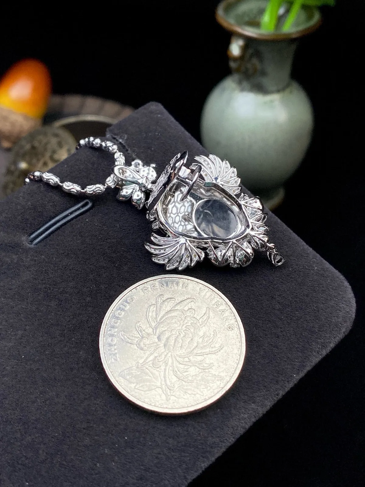 【冰种小天使吊坠】质地细腻清爽，玻璃光泽，荧光感强烈，18K金钻镶嵌，裸石尺寸21.2*13.7*3.7毫米。