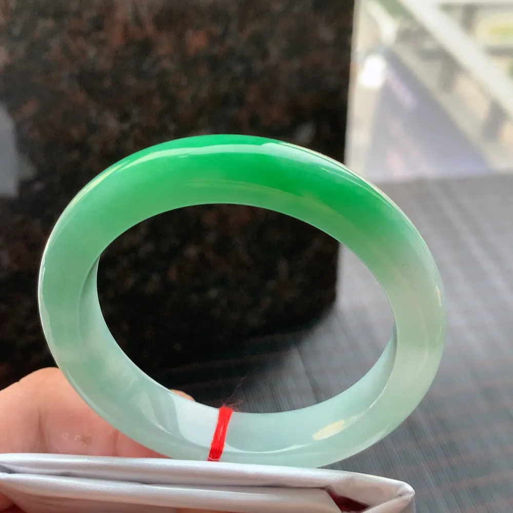 正圈一大节冰阳绿 无瑕 尺寸:55.1/12.2/9.1 色好