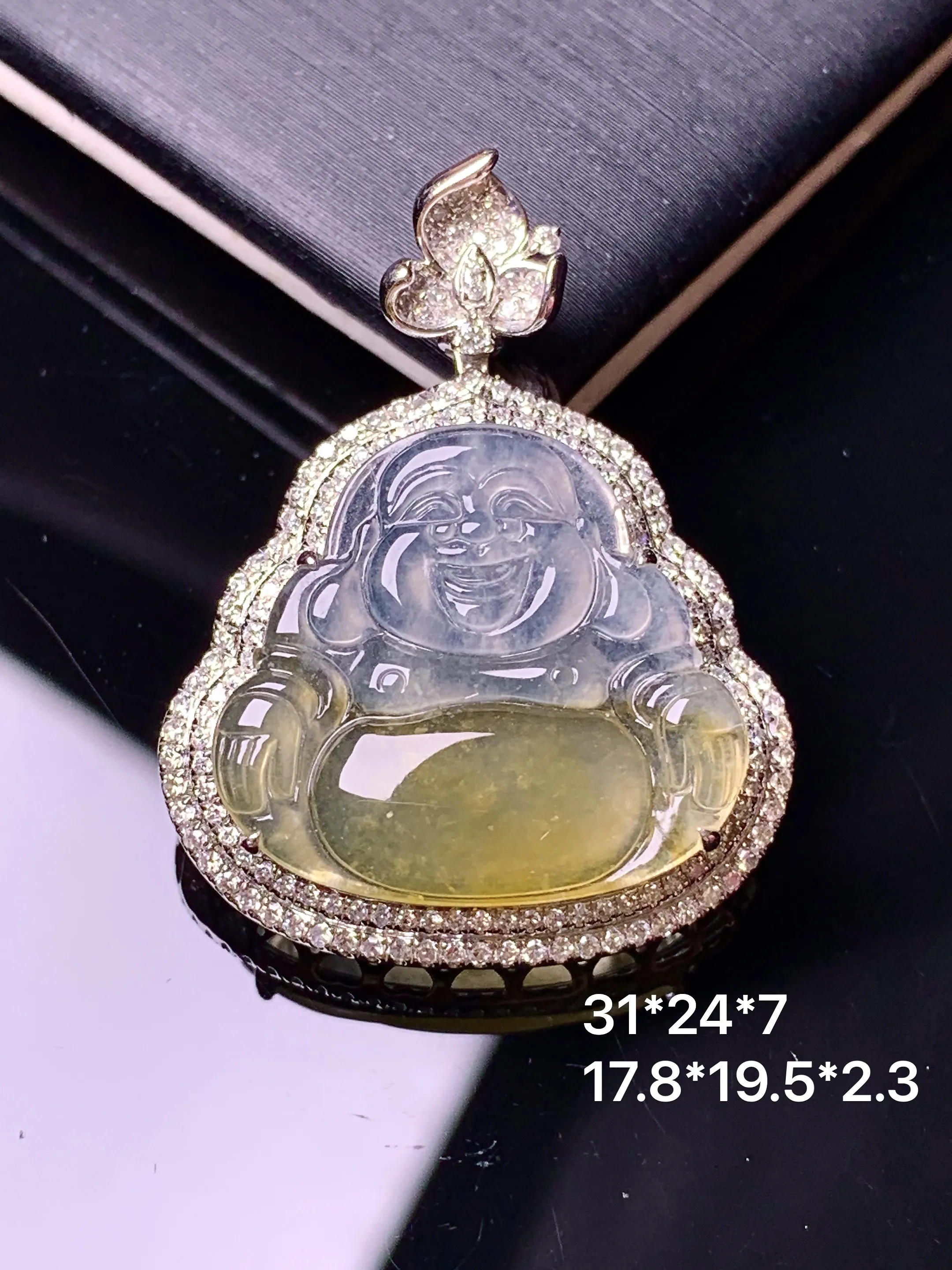 18k金钻镶嵌冰种飘黄翡佛公吊坠 玉质细腻 色泽清新艳丽 整体尺寸31*24*7