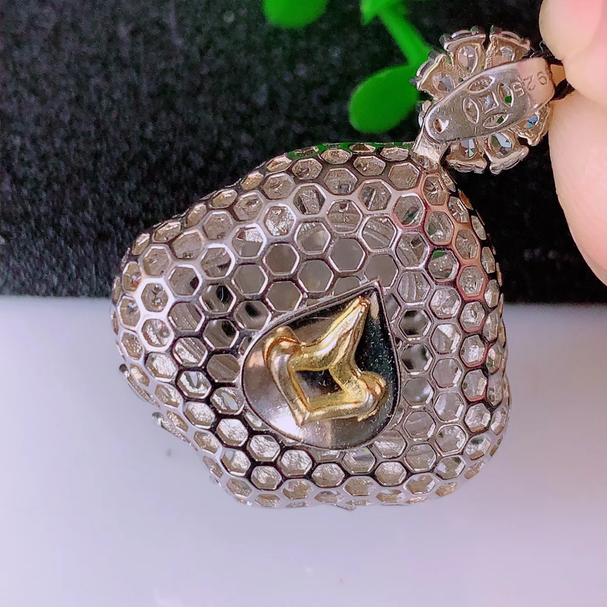 冰透满绿翡翠925银镶嵌佛公吊坠，自然光实拍，翠色灵动，颜色漂亮，种老水足，品相佳，佩戴佳品！#97.28整体34.2*26.5*13裸石20*15.5