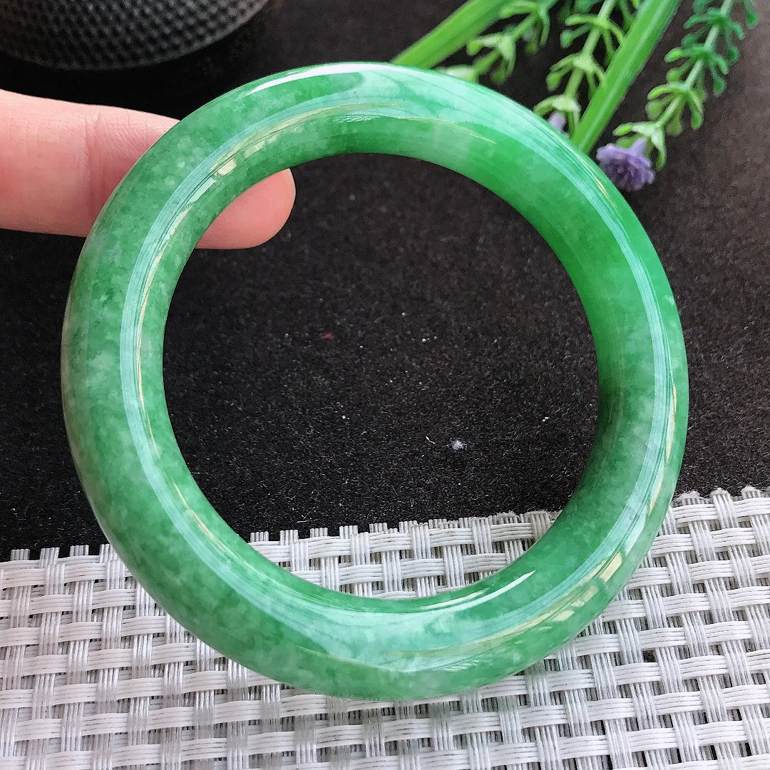 实拍A货翡翠56.8/11.4老坑精美满绿阳绿圆条手镯翡翠玉镯手环