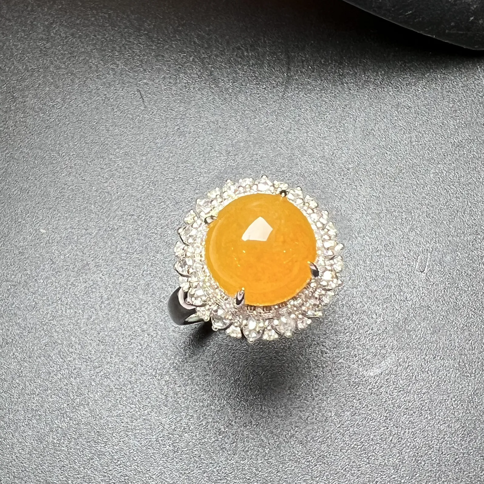 天然黄戒指整体尺寸16.6*16.5*14.7 裸石尺寸10.7*6.3