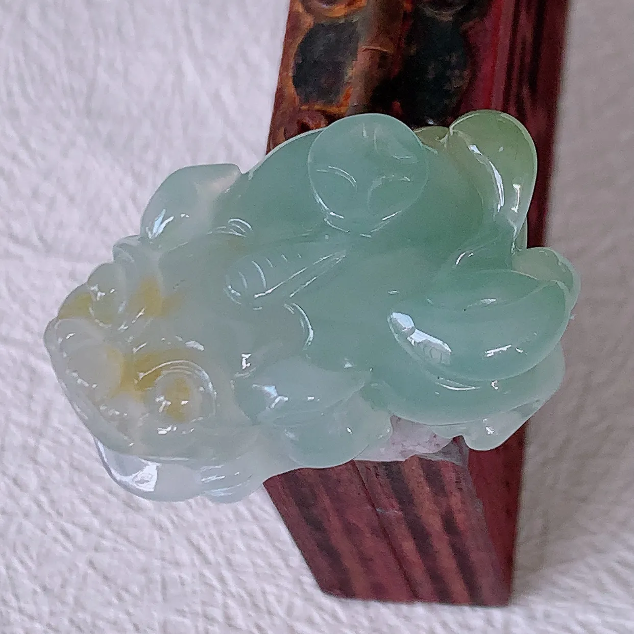 自然光实拍，冰胶双彩翡翠招财貔貅吊坠，民间有“一摸貔貅运程旺盛，再摸貔貅财运滚滚，三摸貔貅平步青云 