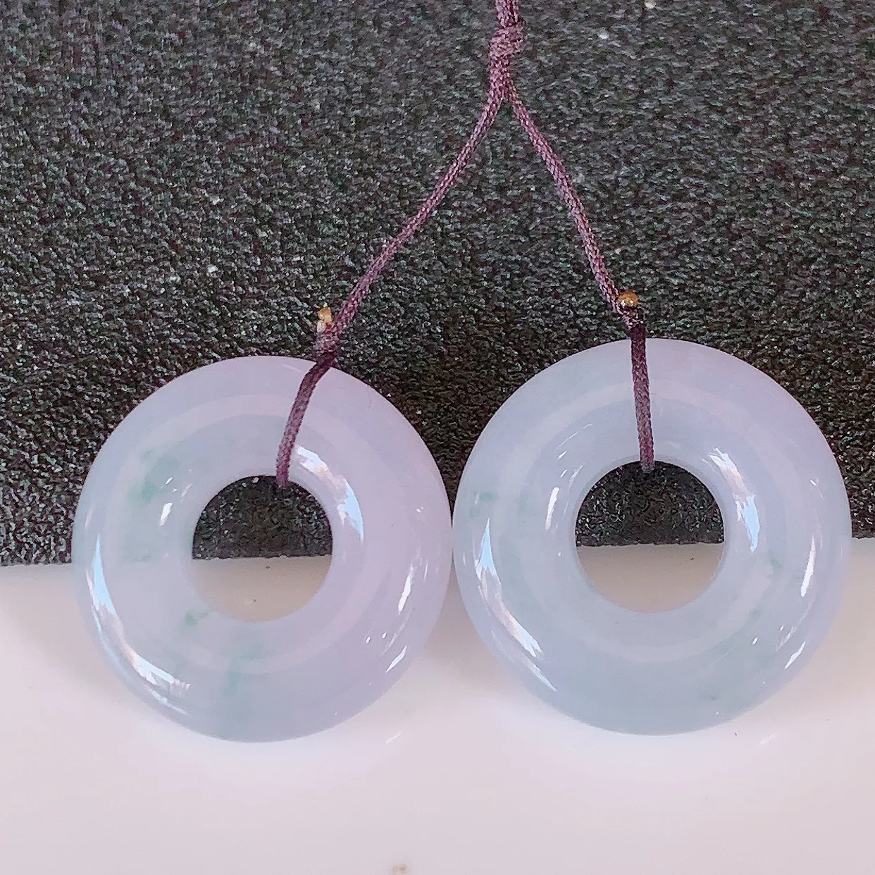 自然光实拍，冰紫罗兰飘花翡翠一对平安扣吊坠，玉扣，平安是福；很美的料子，平安扣佩戴优雅迷人！#49.