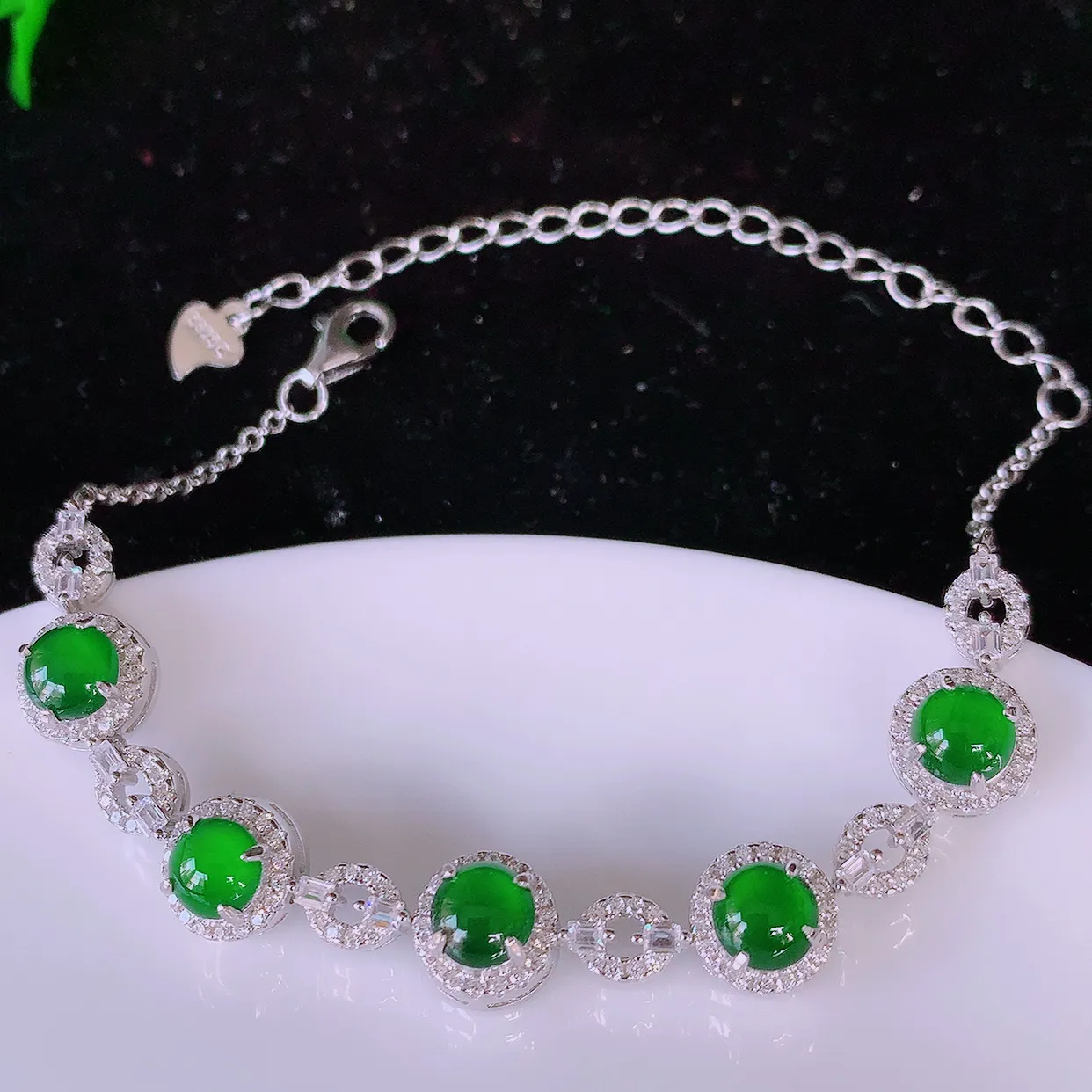 冰透满绿翡翠925银镶嵌手链，自然光实拍，翠色灵动，颜色漂亮，种老水足，品相佳，佩戴佳品！#97.28取一整体8.*8*6裸石5.5*5.5