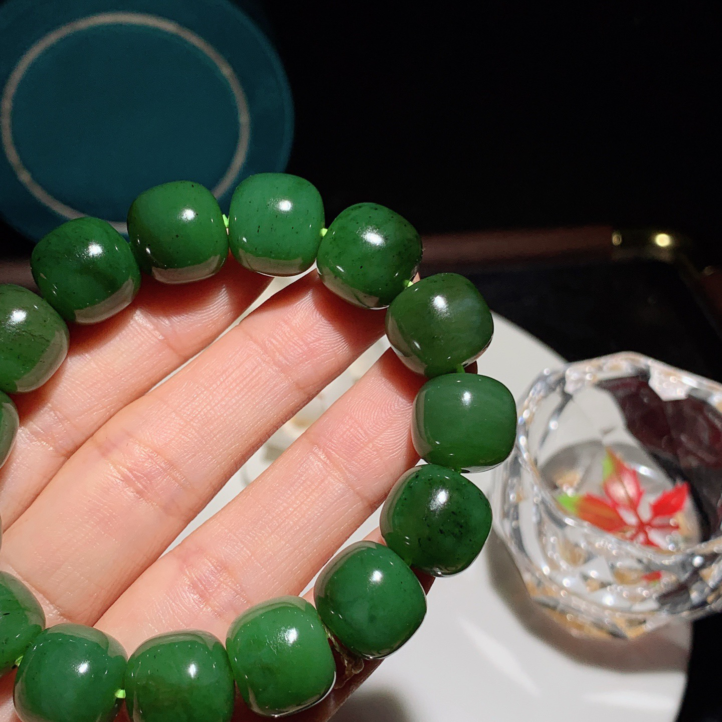 和田玉菠菜绿俄罗斯碧玉老型珠手串。手串。单颗尺寸13./14！玉质细腻油润。手推出油。佩戴高端典雅。lt251227
