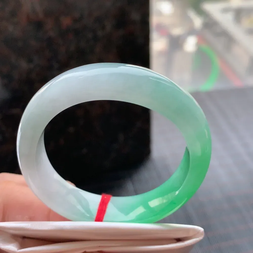 贵妃一大节阳绿 无瑕 尺寸:53.3/47.8/13/7.8 色阳