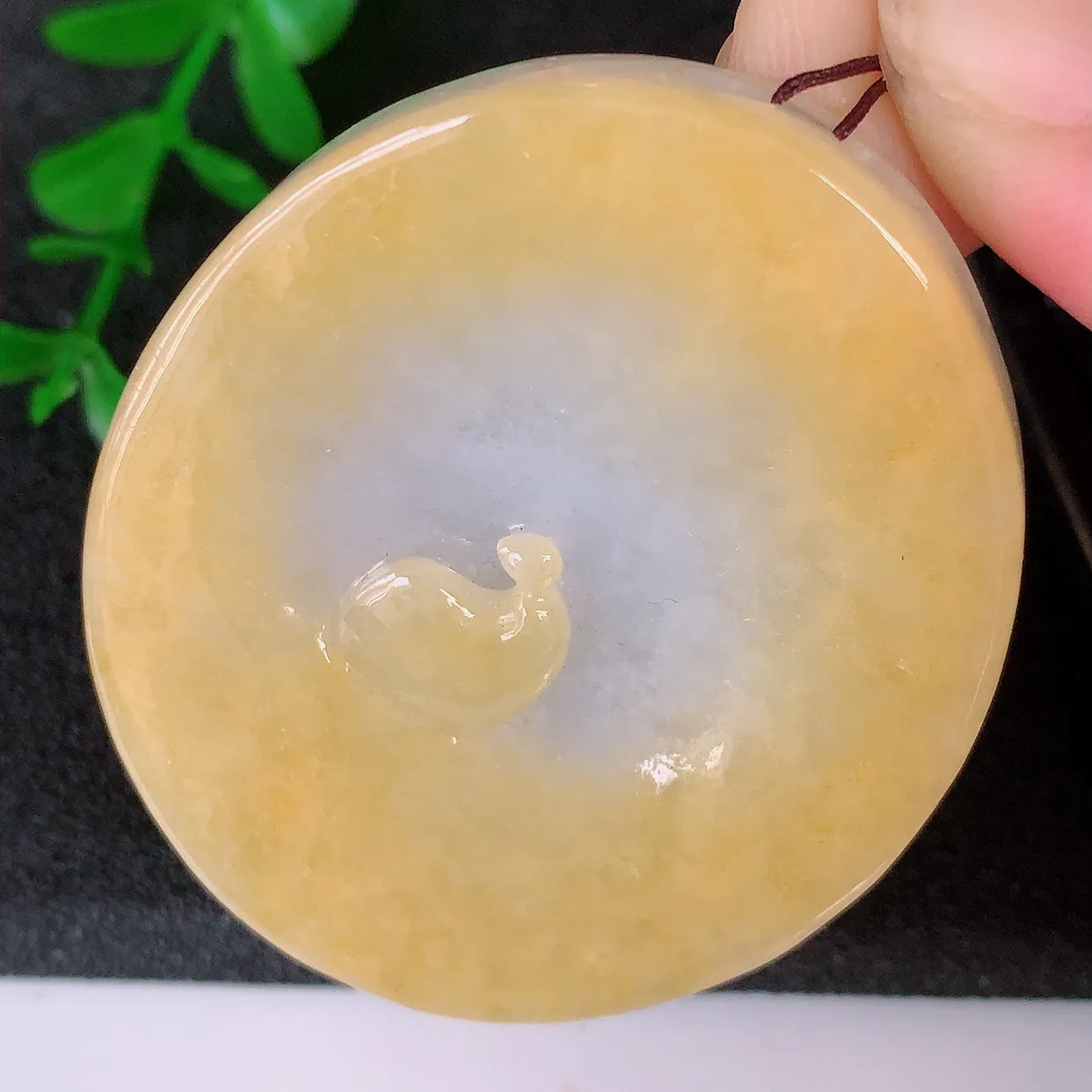 自然光实拍，特色冰润黄翡翡翠悟道吊坠，翡翠悟道寓意“祥和，安宁，吉祥，幸福”，佩戴效果优雅迷人，性价比超高！#60.28