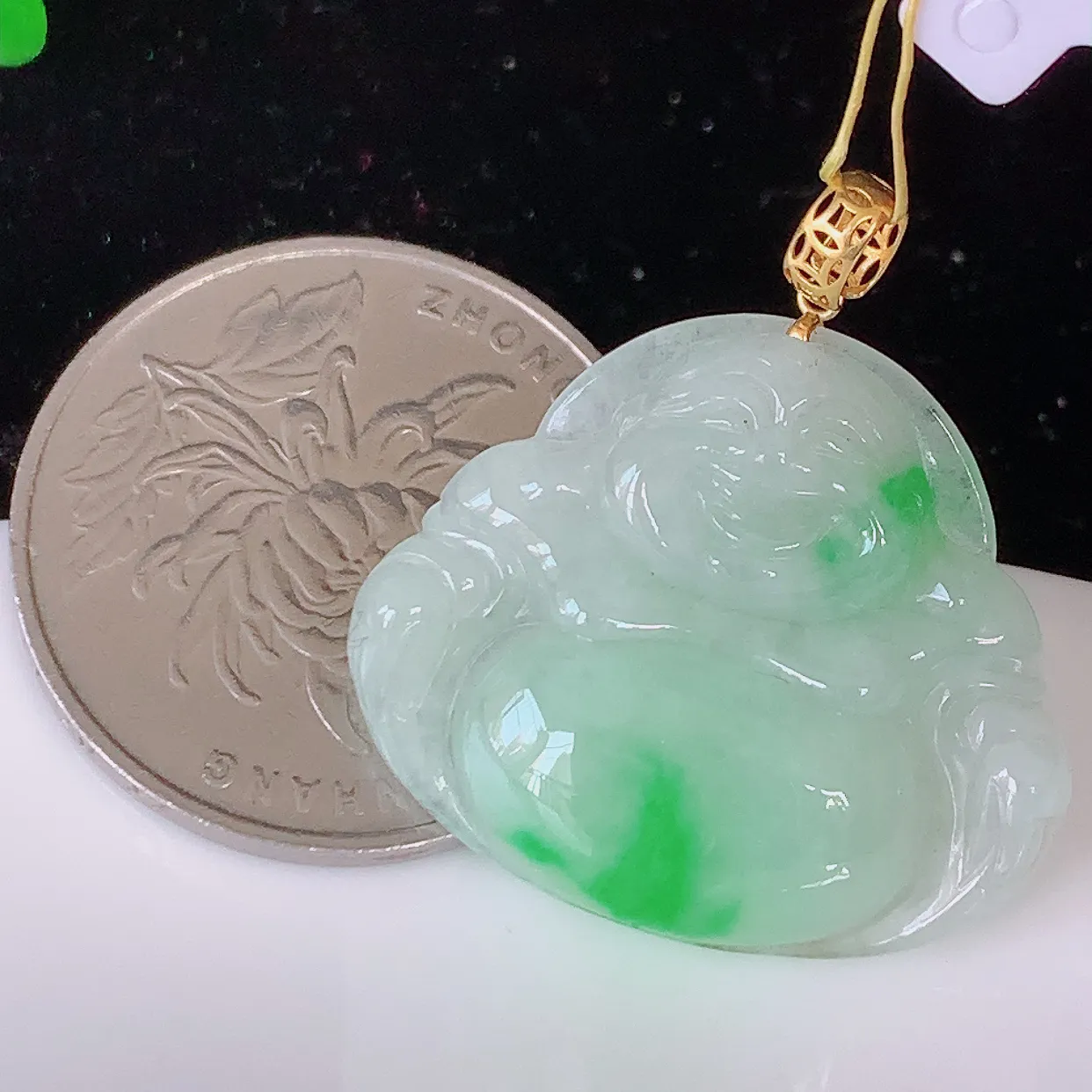 18k金镶嵌冰润飘绿佛公翡翠吊坠，款式新颖时尚，日常百搭的款。清秀高雅，佩戴优雅高贵！#35.28