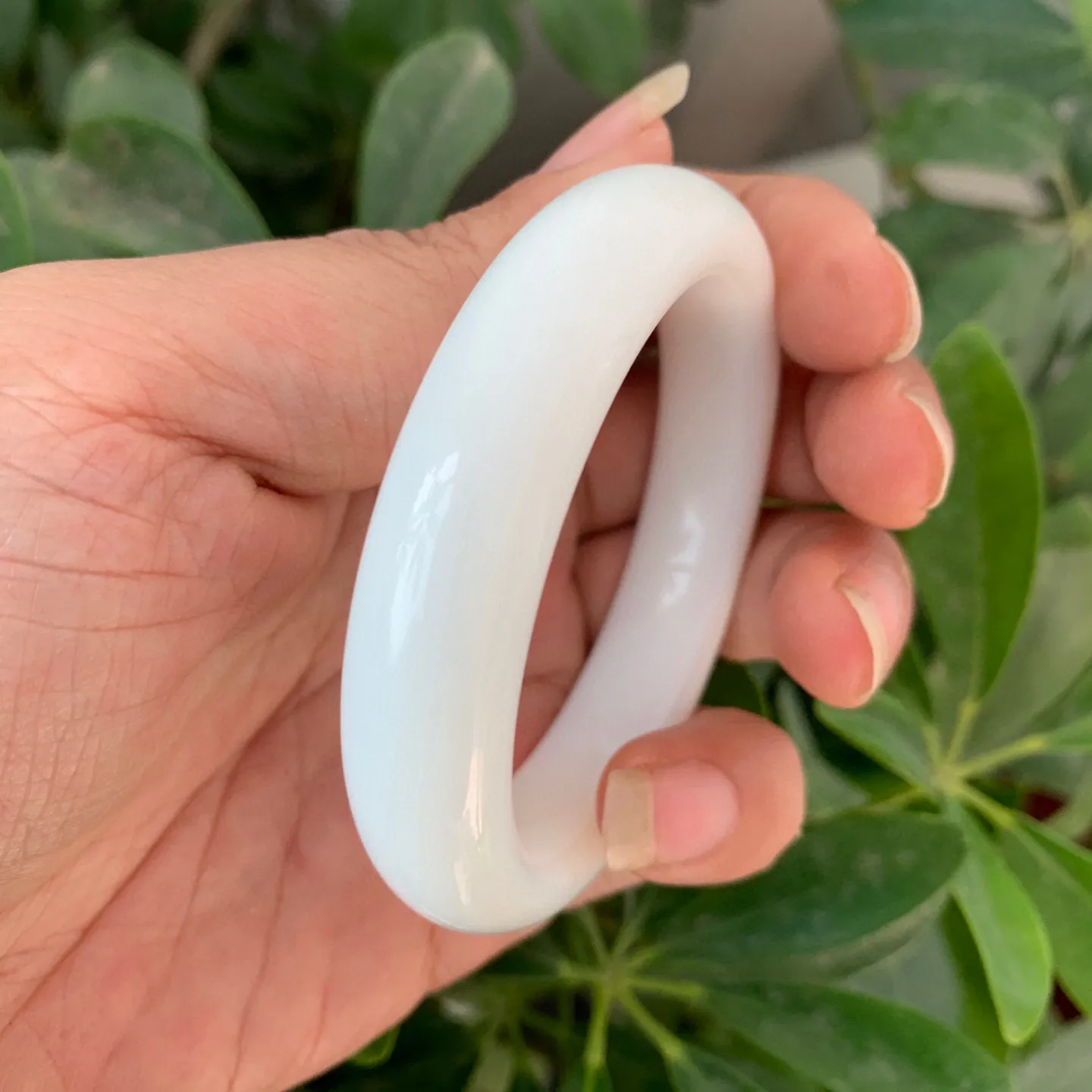 59圈口和田玉羊脂白玉宽版手镯【挽间柔情】，和田玉59圈口羊脂白玉手镯，镯型古朴典雅。在诗情画意的雨巷相遇，你是我腕间的一抹风情，有你眸有深情.清风荡漾湖间静水，我愿俯身低眉，在烟波涟漪处寻，规格59/16左右