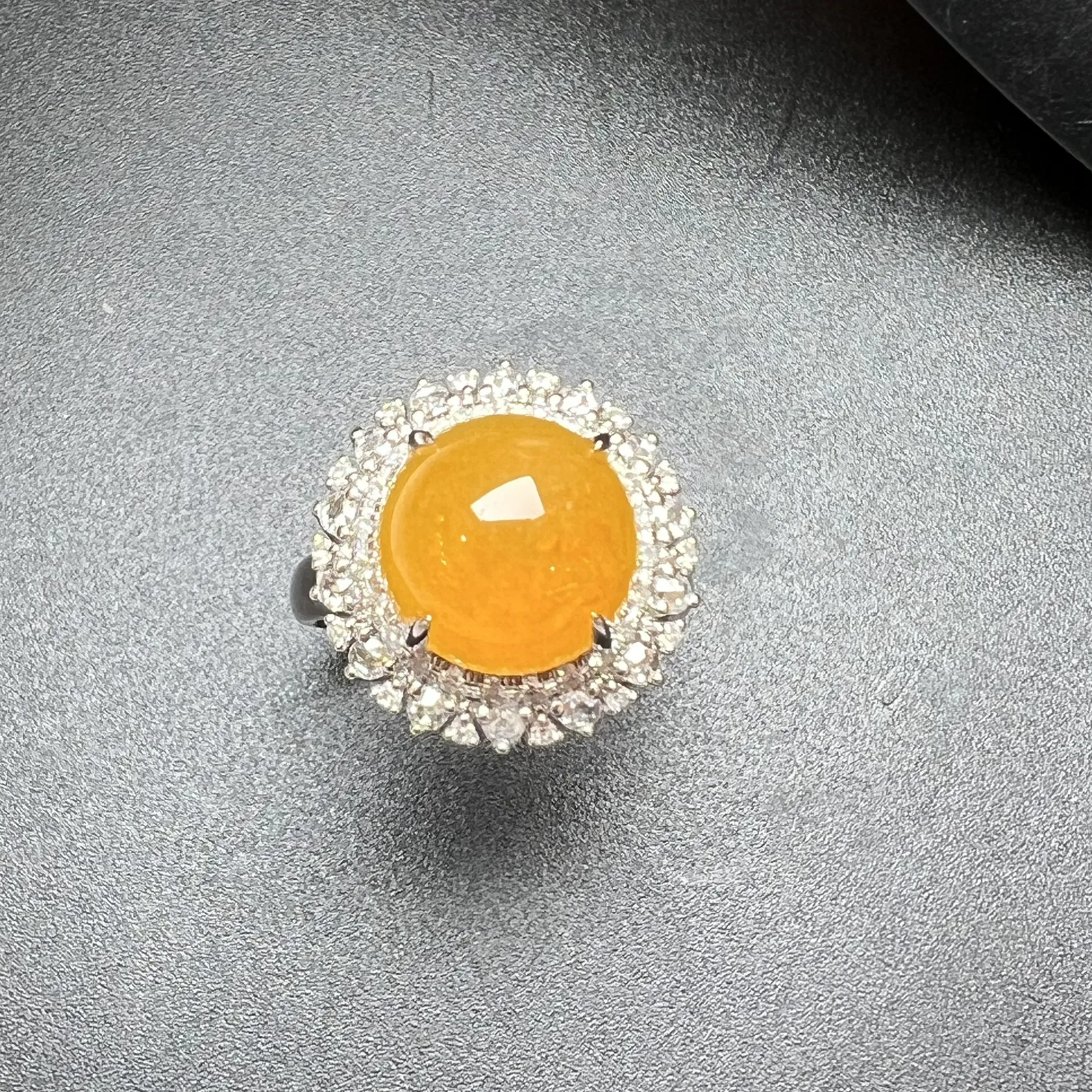 天然黄戒指整体尺寸16.6*16.5*14.7 裸石尺寸10.7*6.3