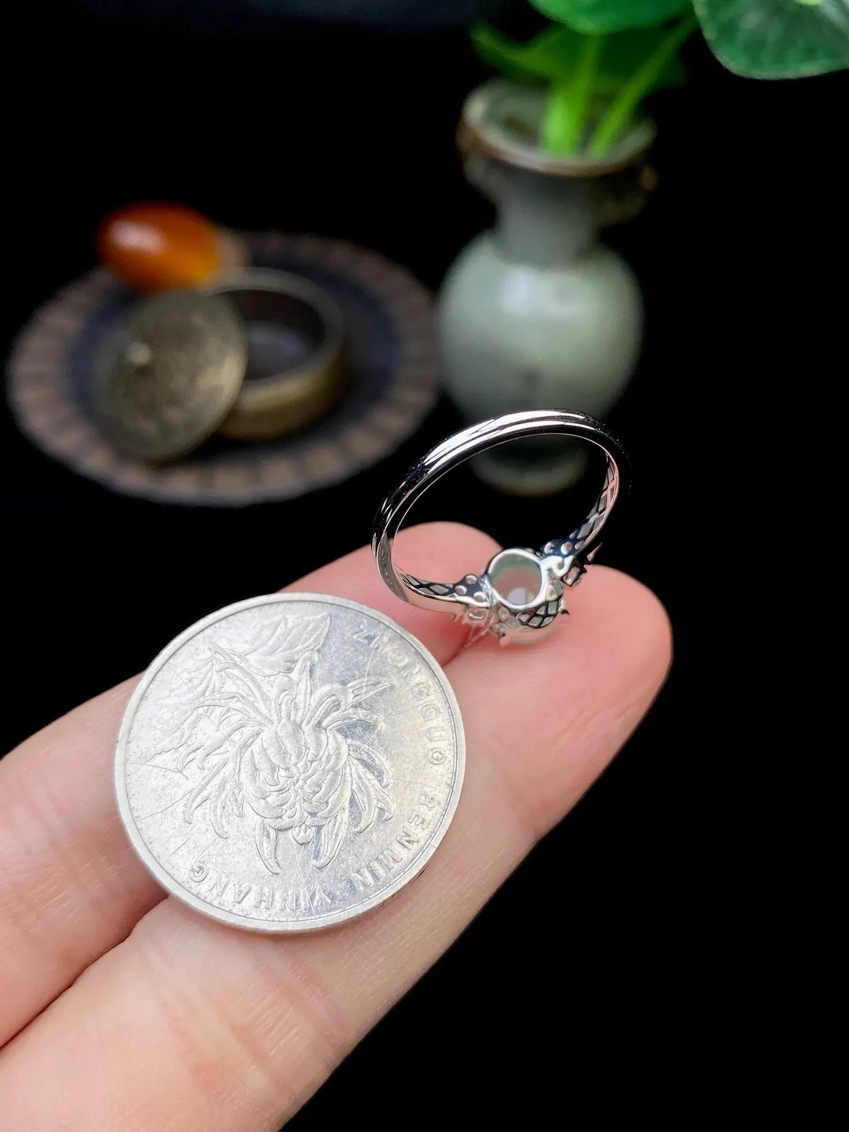 【冰种晴蛋面戒指】质地细腻，饱满度很好，晶莹剔透，18k金钻镶嵌，裸石尺寸7.7*7.1*3.1毫米