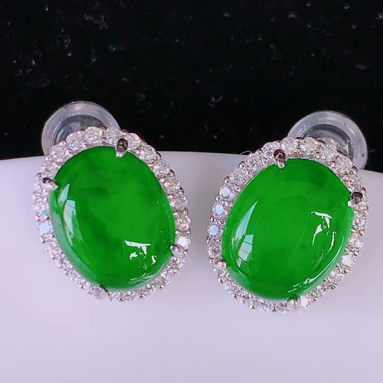 冰透满绿翡翠925银镶嵌耳钉，自然光实拍，翠色灵动，颜色漂亮，种老水足，品相佳，佩戴佳品！#97.28整体15.5-12.5-10*裸石9.5*7.5