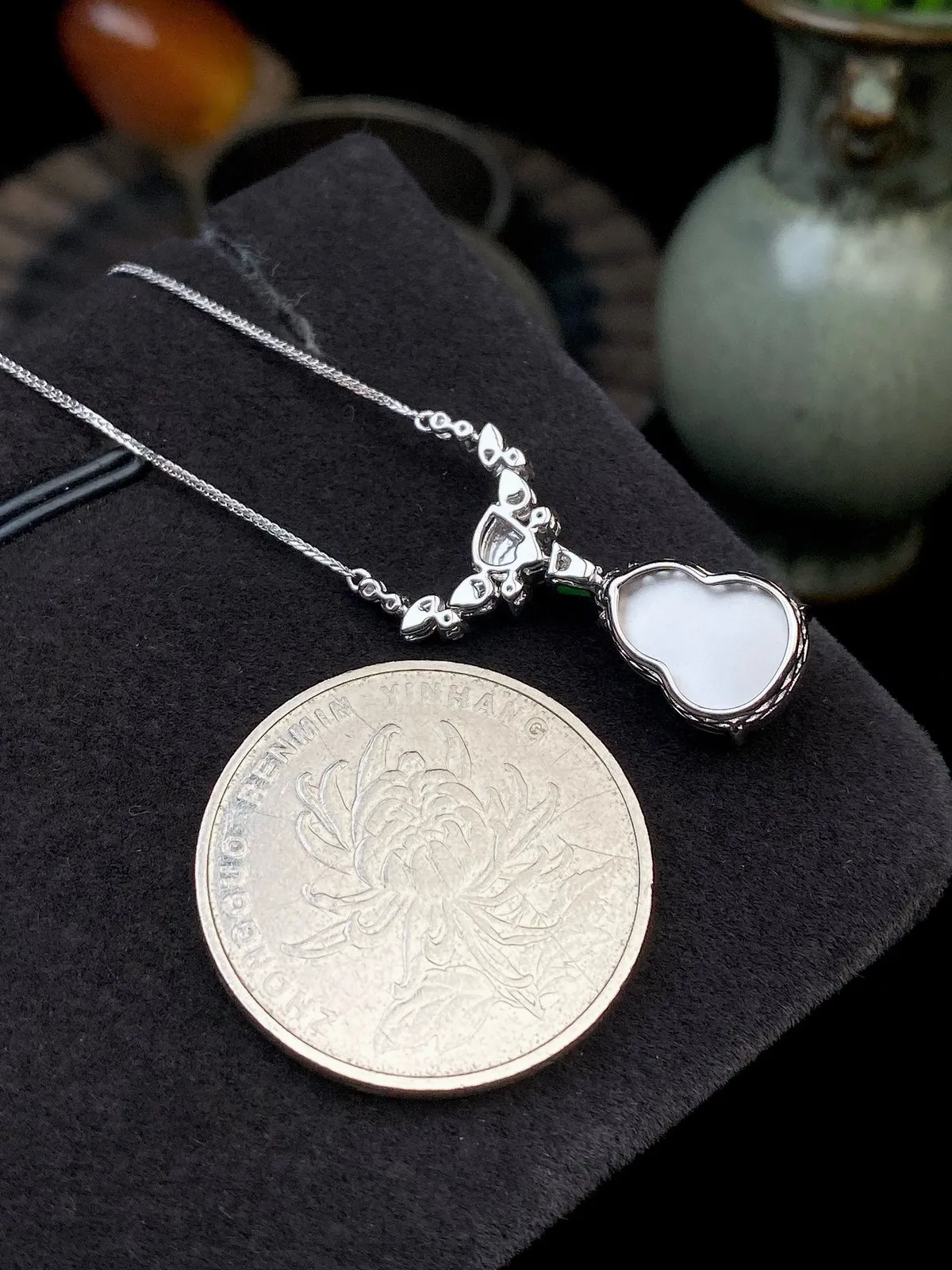 【冰种紫葫芦吊坠】质地细腻，冰透纯净，唯美漂亮，珍藏品质，18K金钻镶嵌，裸石尺寸12.6*9.1*4.5毫米，佩戴很漂亮。