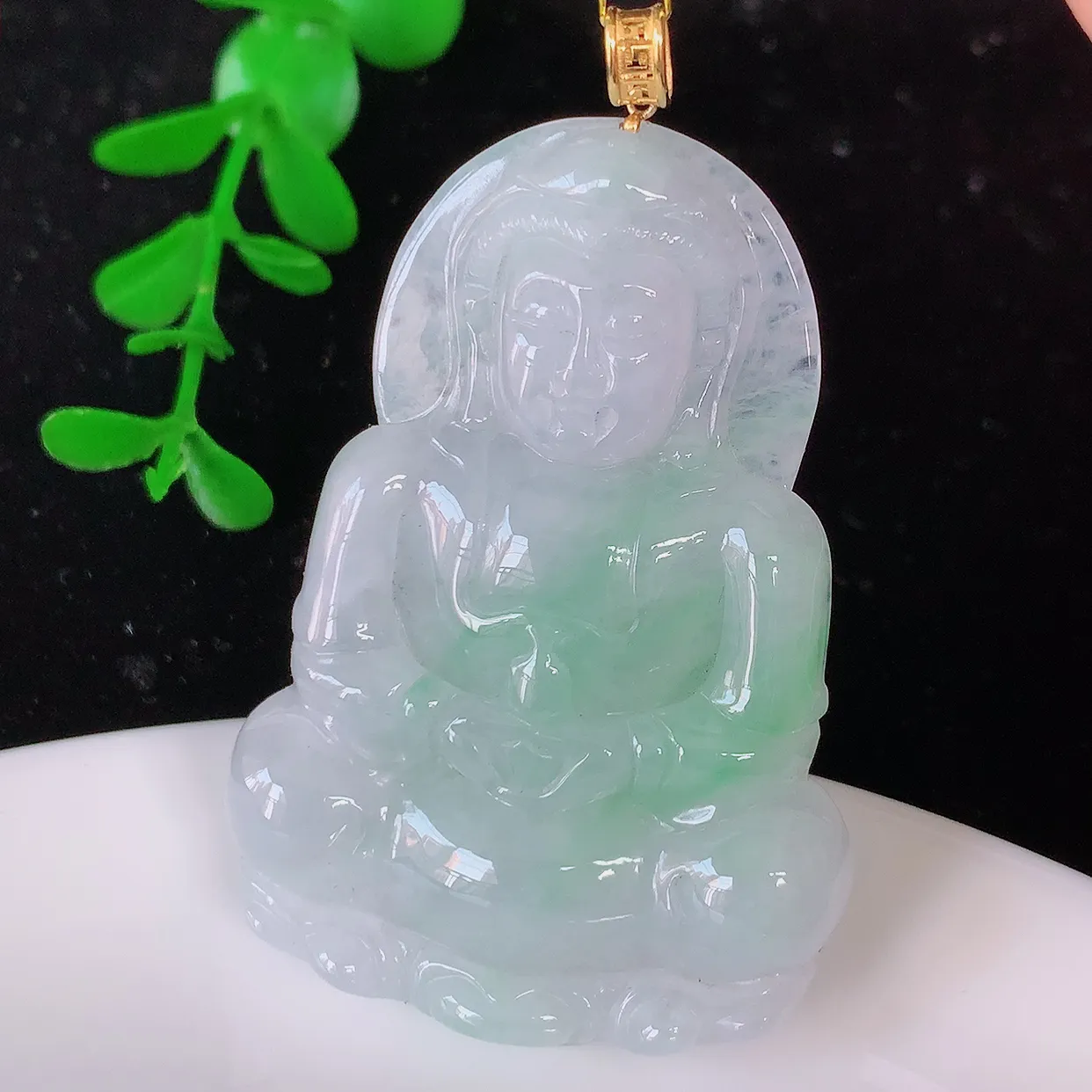 18K金镶嵌冰飘绿翡翠观音吊坠，赐福翡翠观音，观音面相端庄，品相佳，佩戴气质！#35.28整体57裸