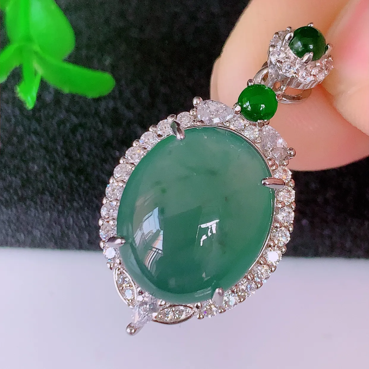 冰透满绿翡翠925银镶嵌吊坠，自然光实拍，翠色灵动，颜色漂亮，种老水足，品相佳，佩戴佳品！#97.28整体28*15*9裸石13.8*11.8