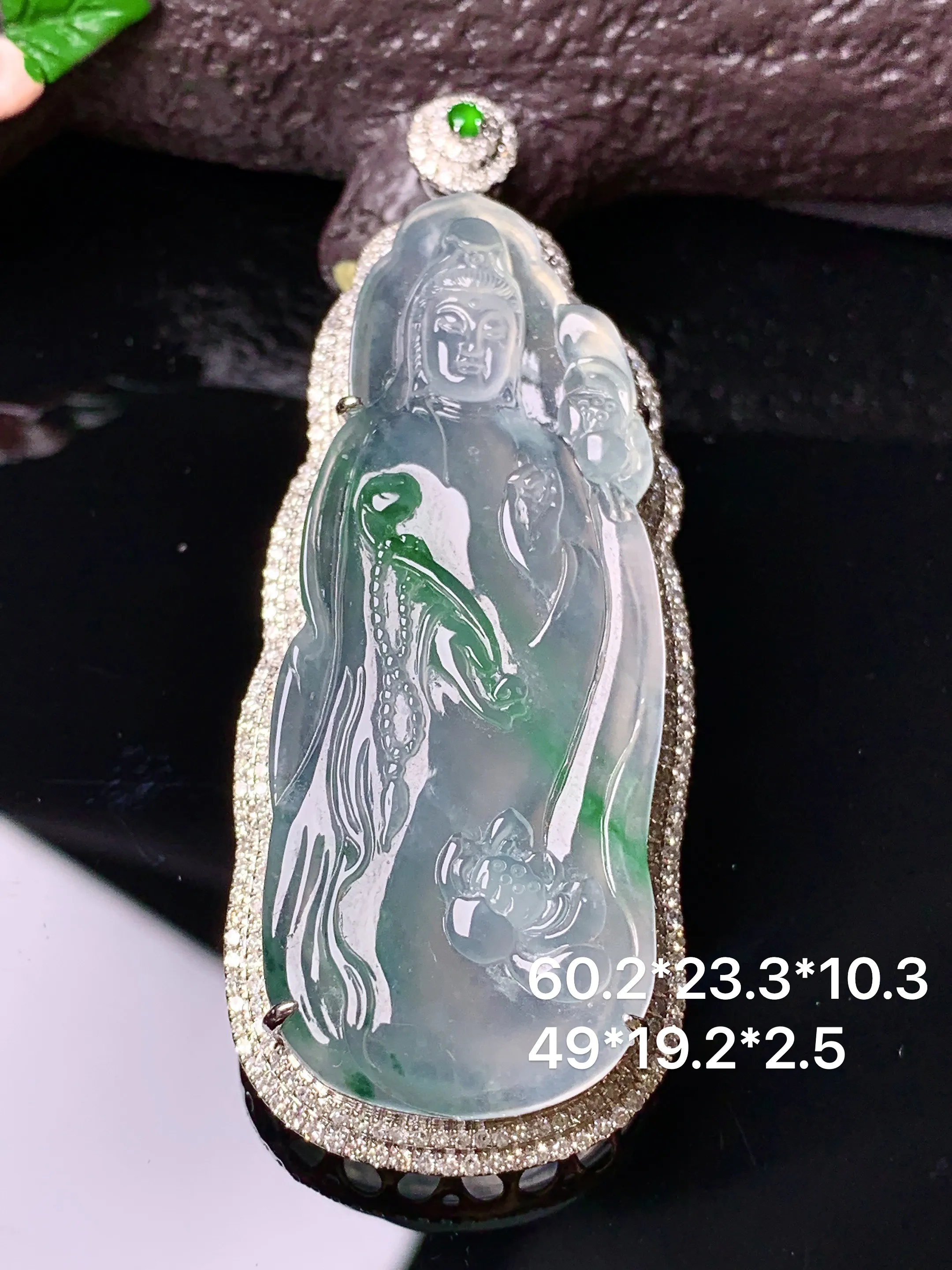 18k金钻镶嵌冰种飘绿观音吊坠 玉质细腻 色泽清新艳丽 整体尺寸60.2*23.3*10.3